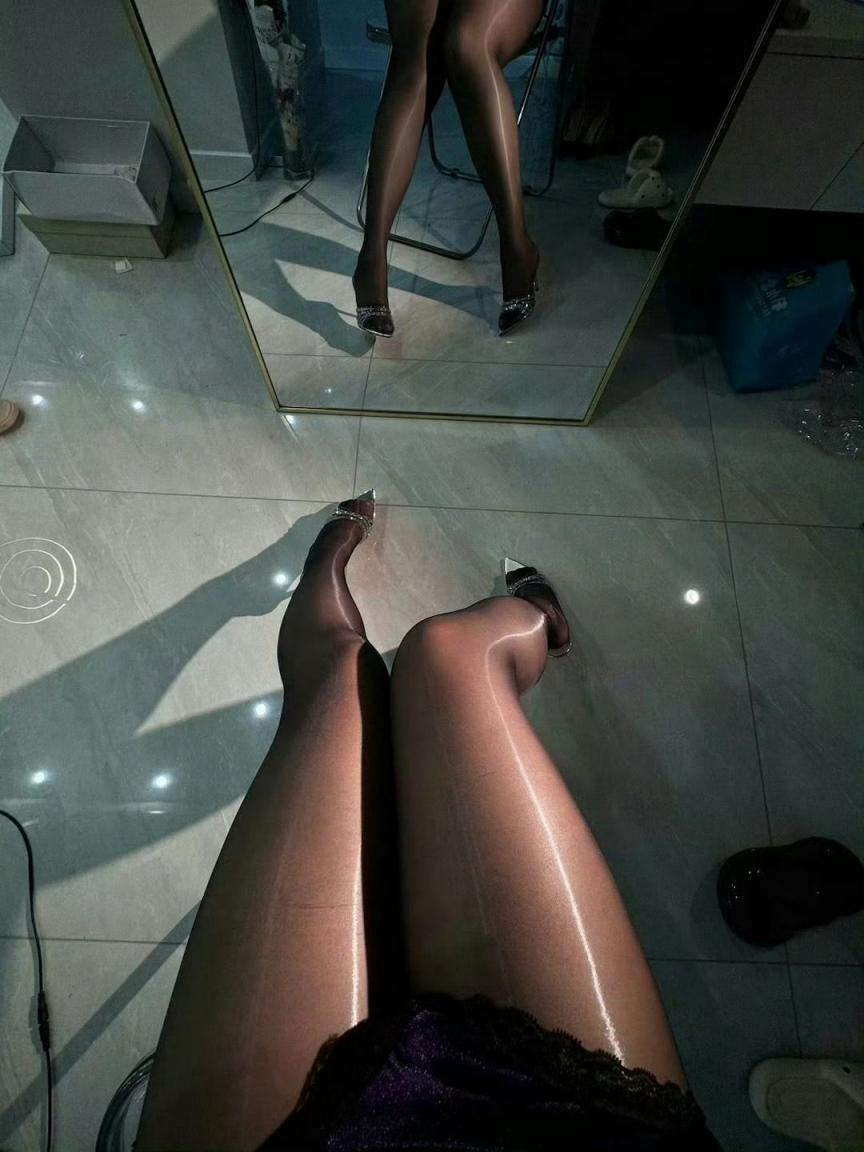 忙碌的一周后，抽点空闲，端着咖啡，品鉴良家丝足，放松一下