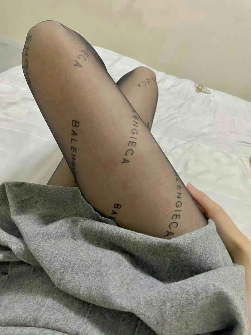 忙碌的一周后，抽点空闲，端着咖啡，品鉴良家丝足，放松一下