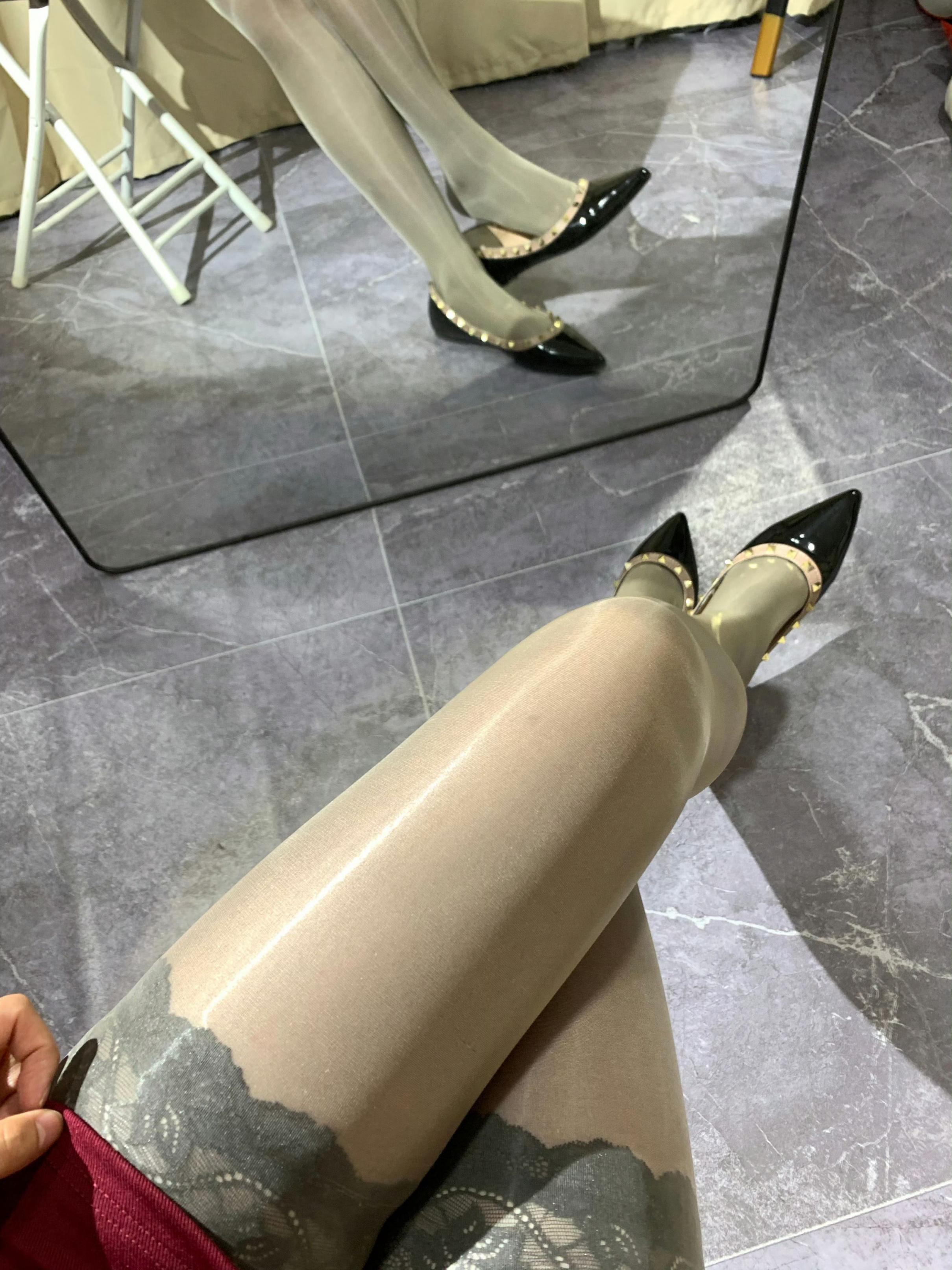 忙碌的一周后，抽点空闲，端着咖啡，品鉴良家丝足，放松一下