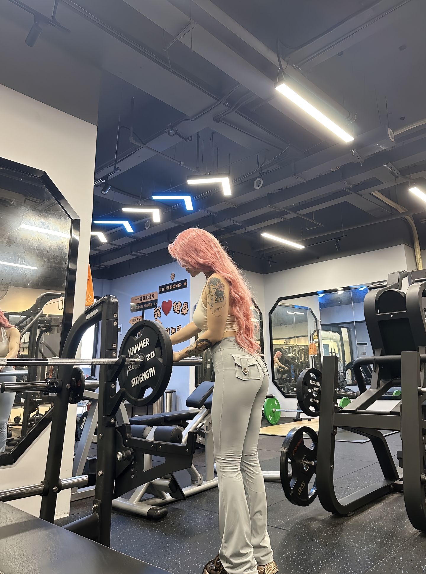 饱满的红发健身女