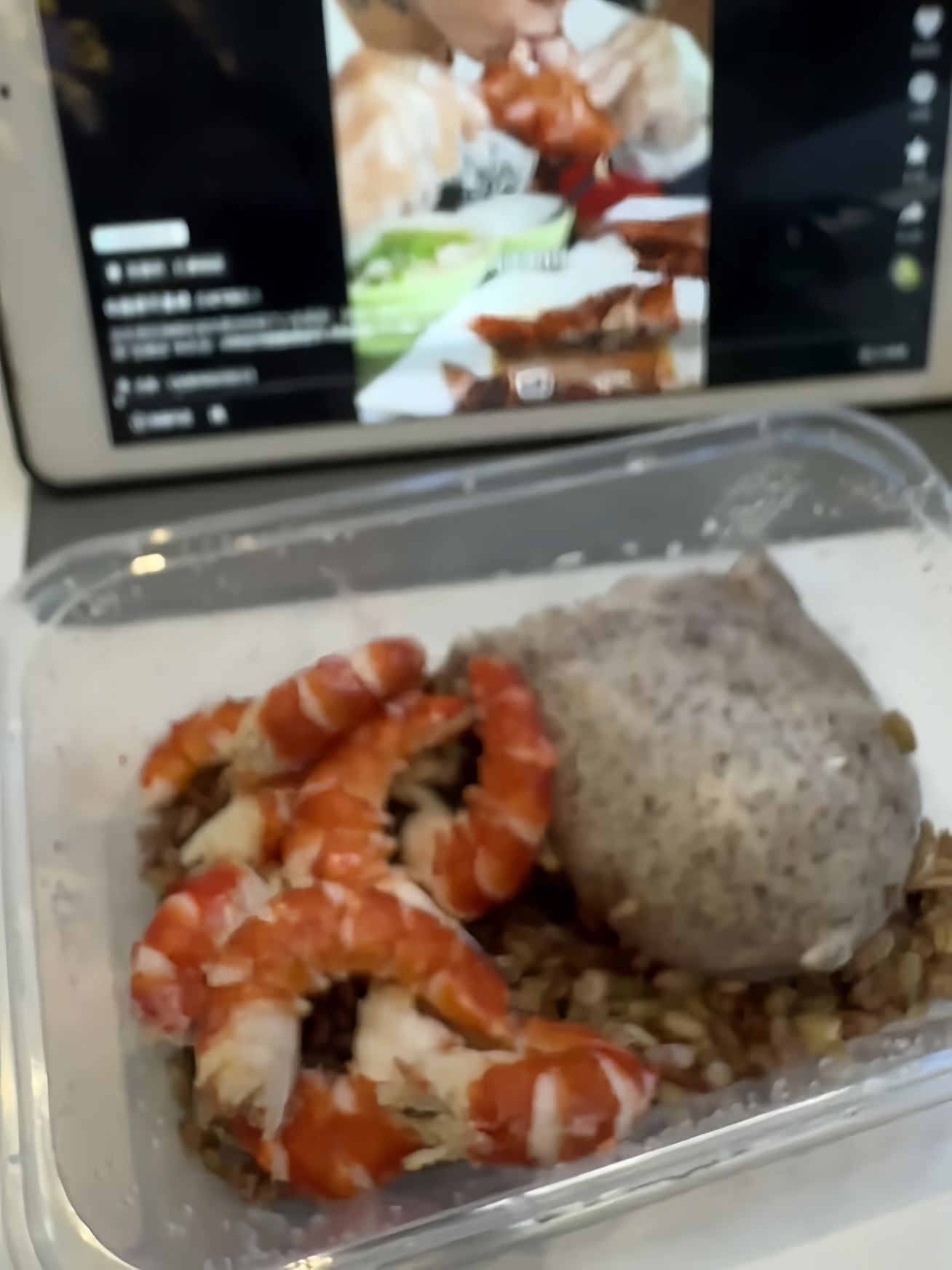 饱满的红发健身女