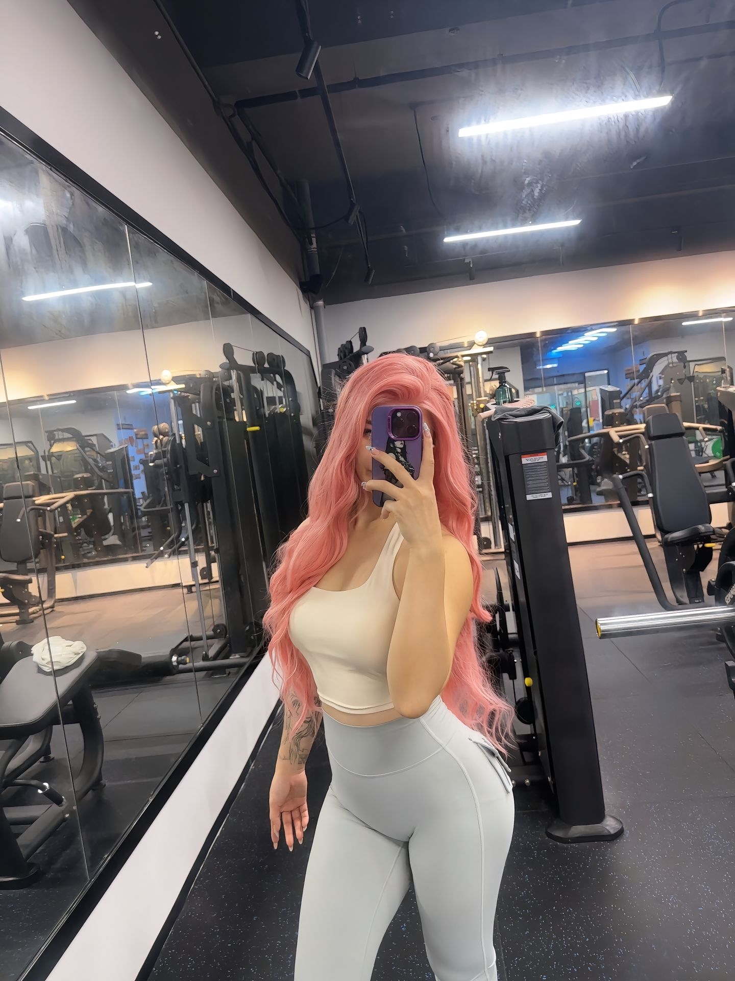 饱满的红发健身女