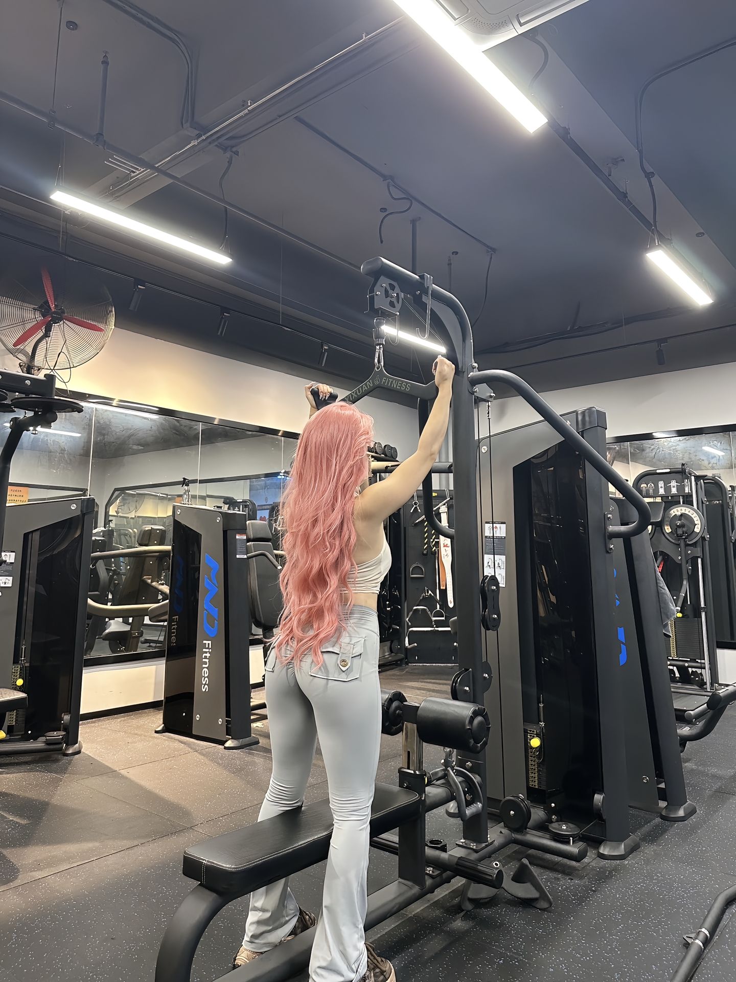 饱满的红发健身女