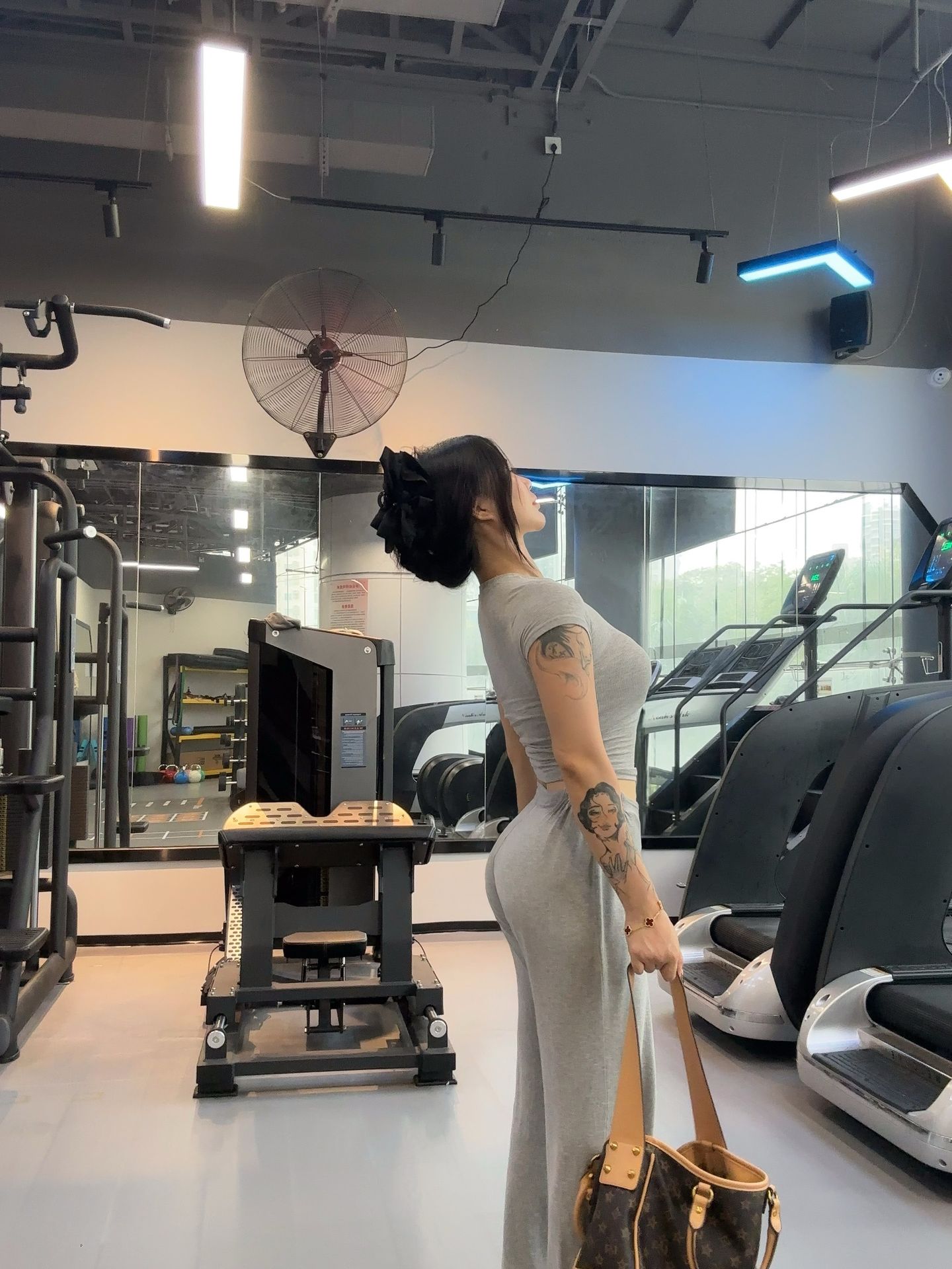 饱满的红发健身女