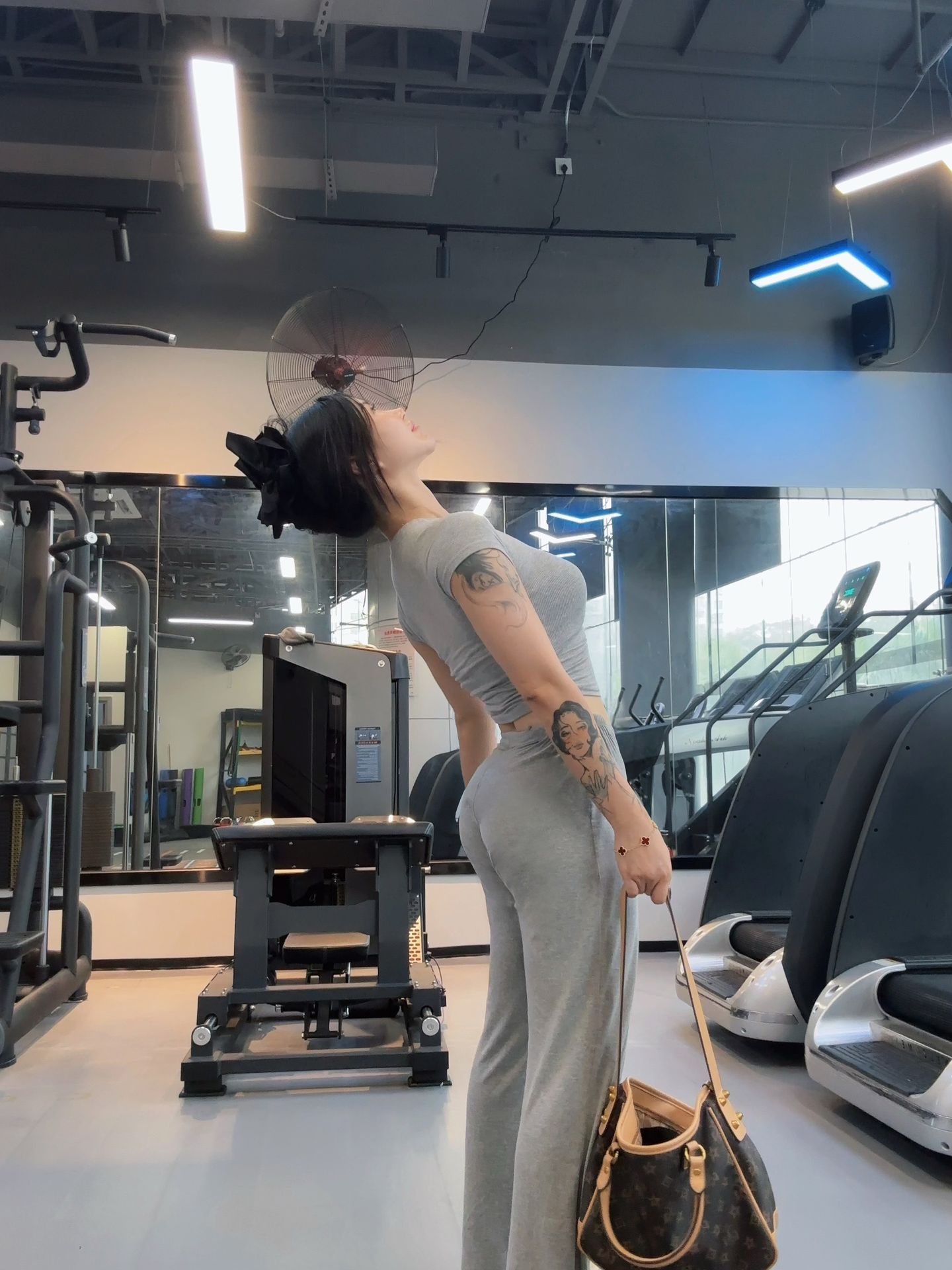 饱满的红发健身女