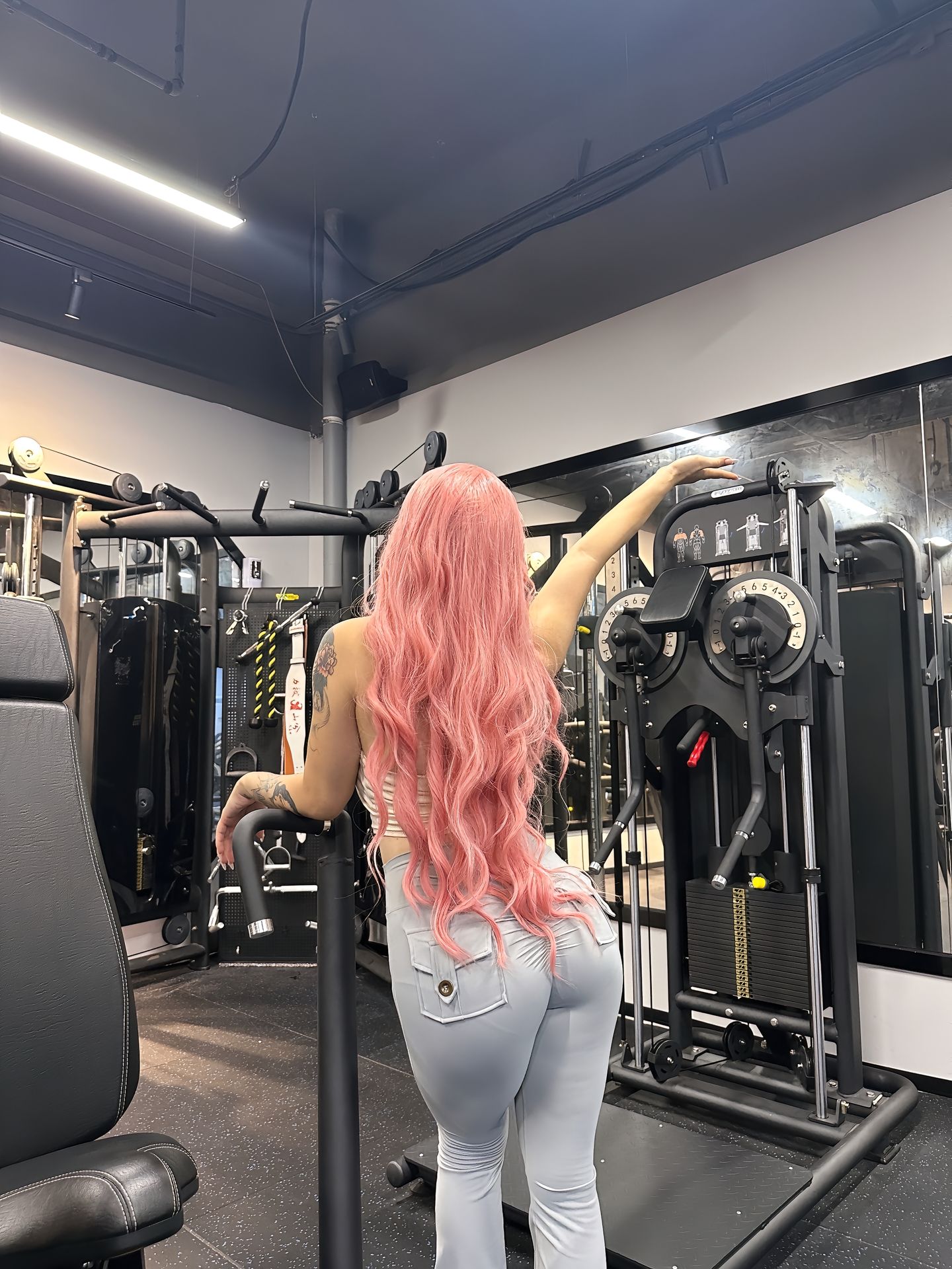 饱满的红发健身女