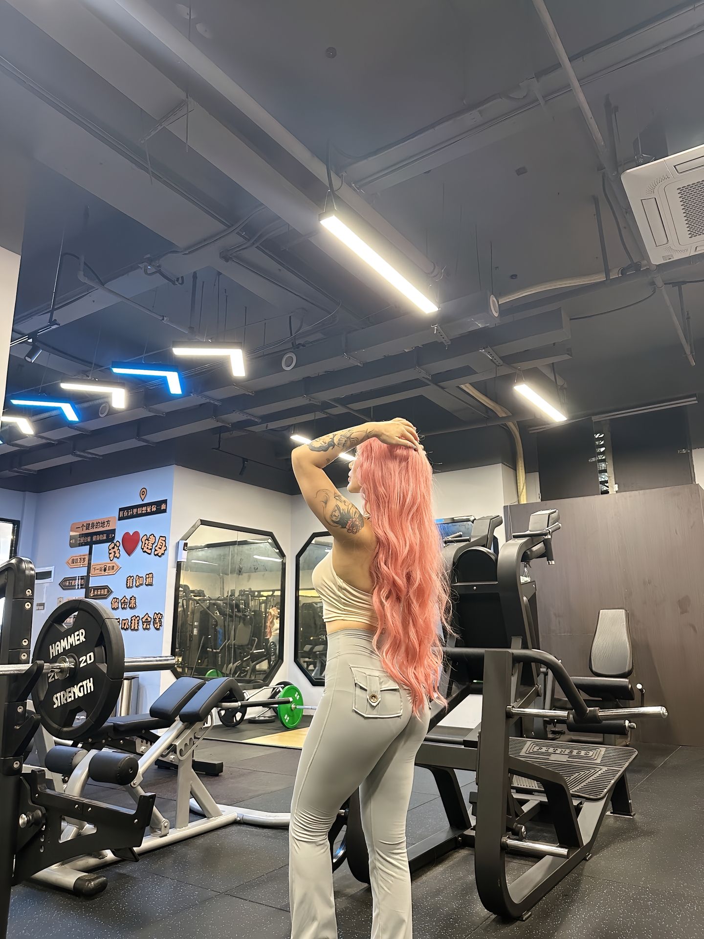 饱满的红发健身女