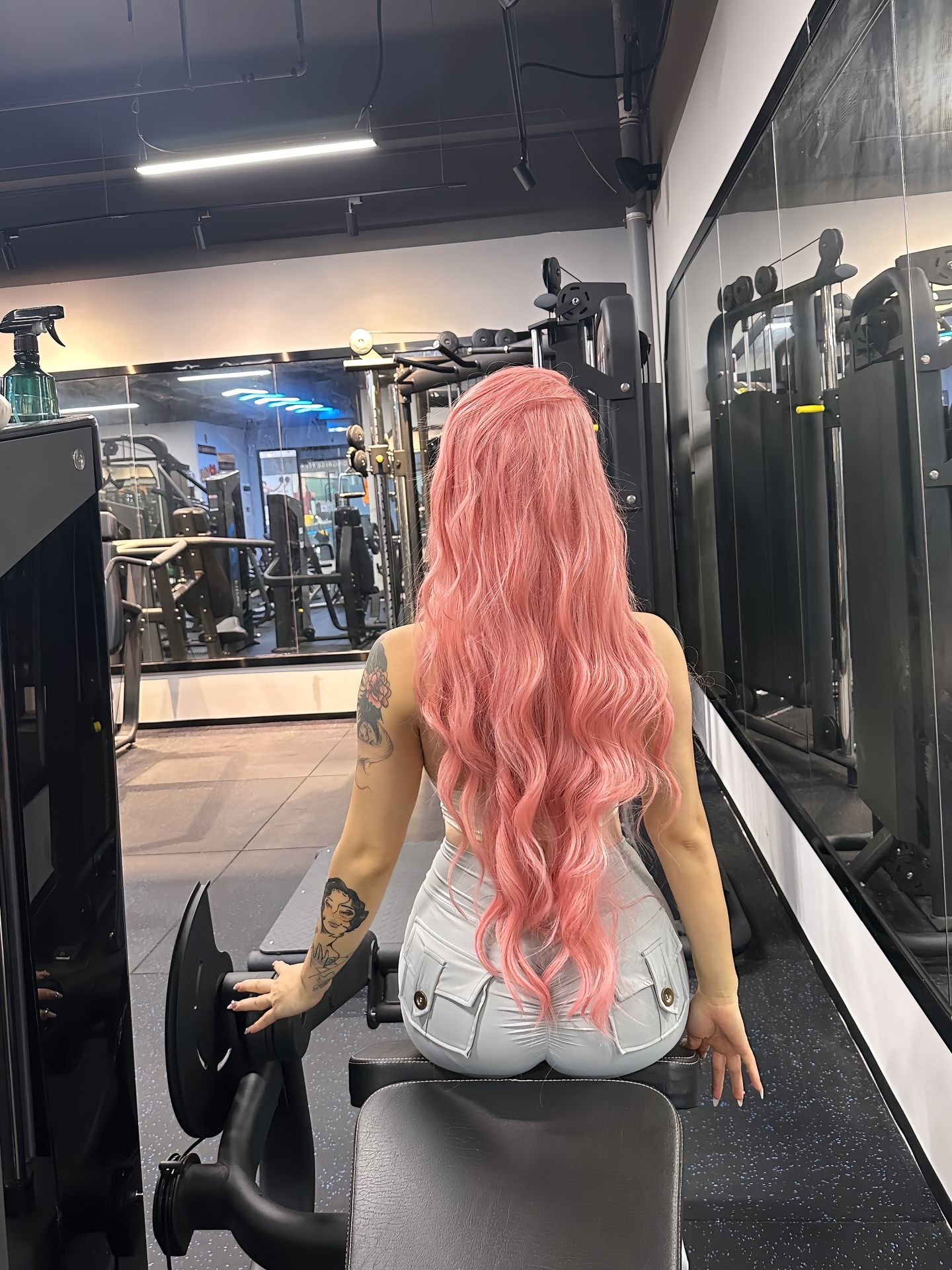 饱满的红发健身女