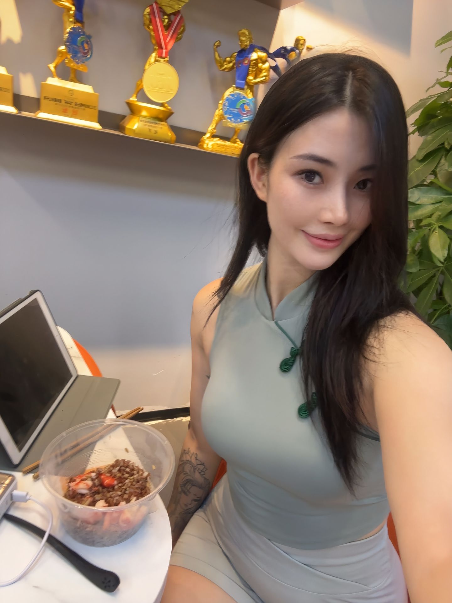 饱满的红发健身女