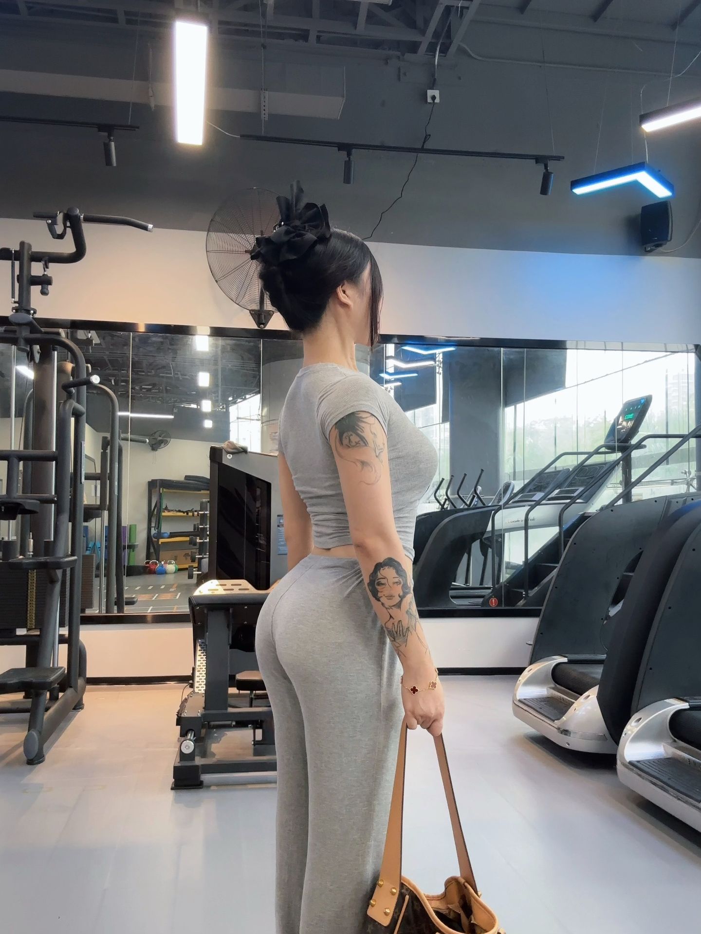 饱满的红发健身女