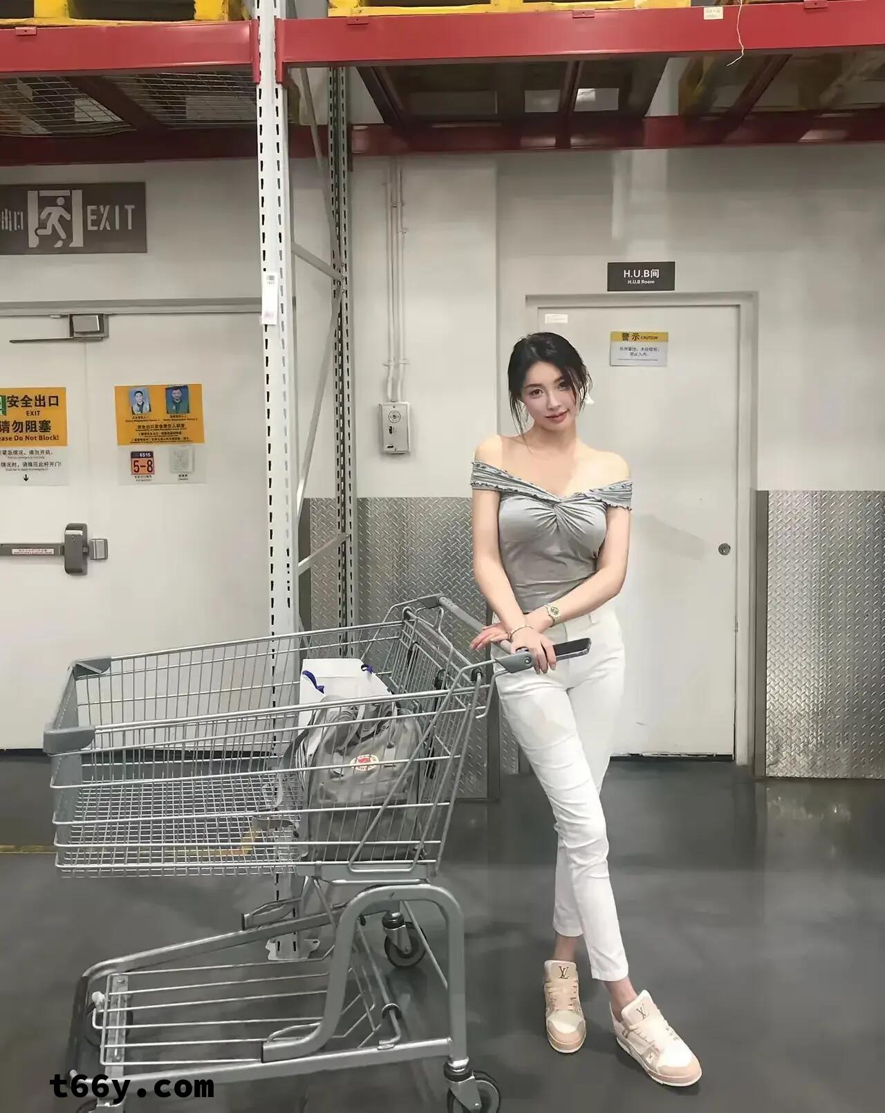 漂亮小姐姐[28P]