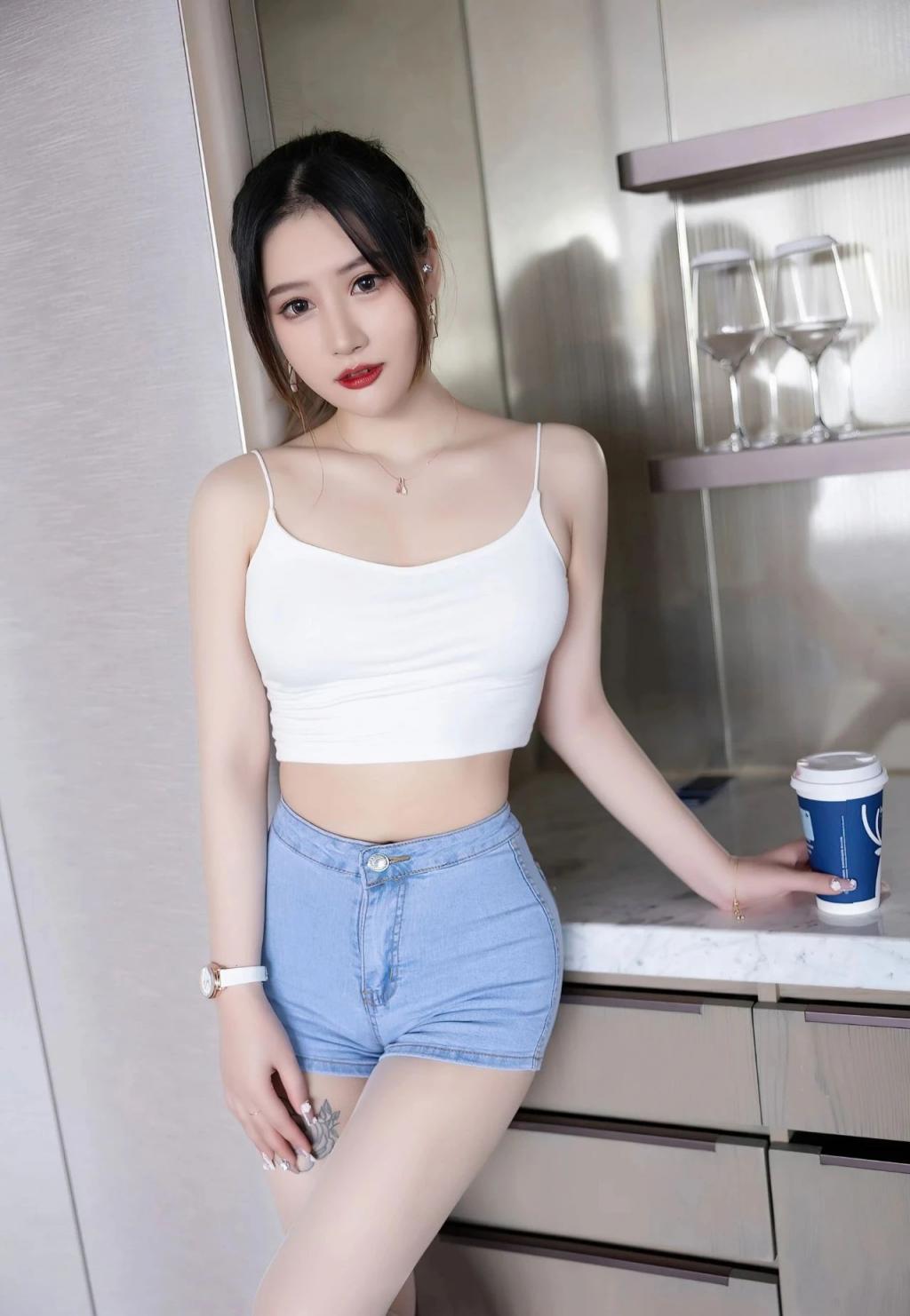 身材高挑的小姐姐