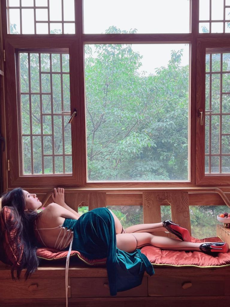 超人气模特阿朱的新一组私拍