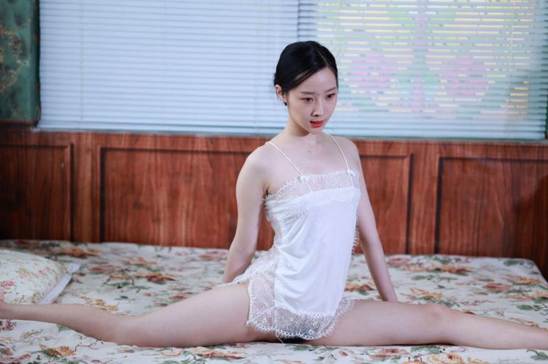 顶级一字马清纯少妇