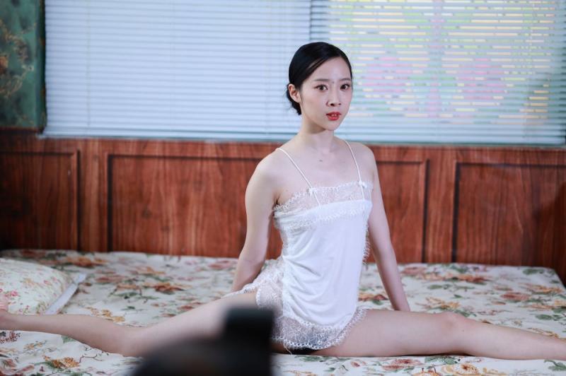 顶级一字马清纯少妇