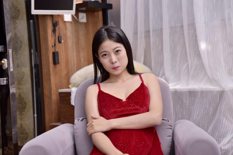 绝美的红衣少妇