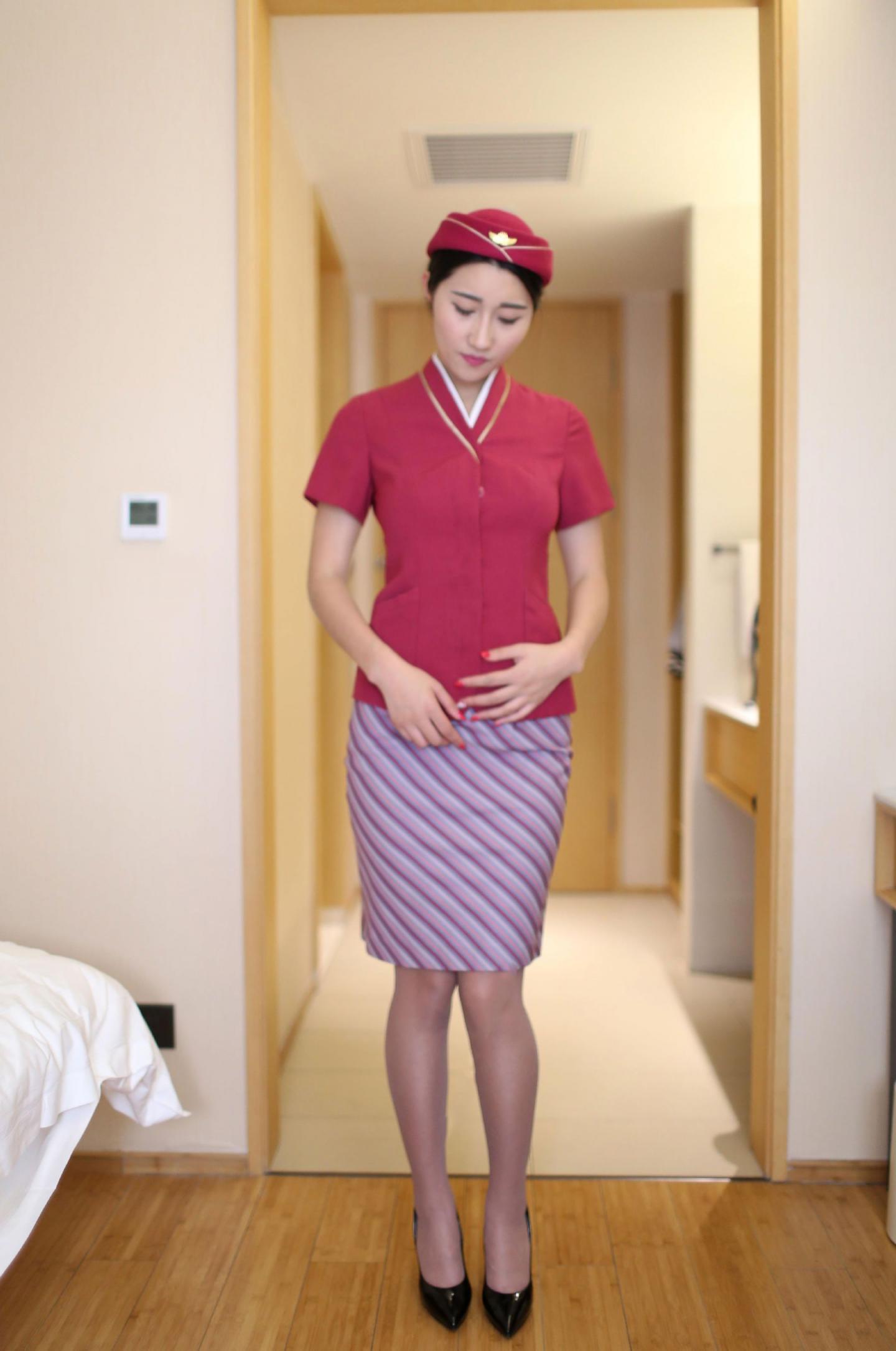 拍的一点都不大方，老是遮遮掩掩的还不停换装，眼睛都看花了