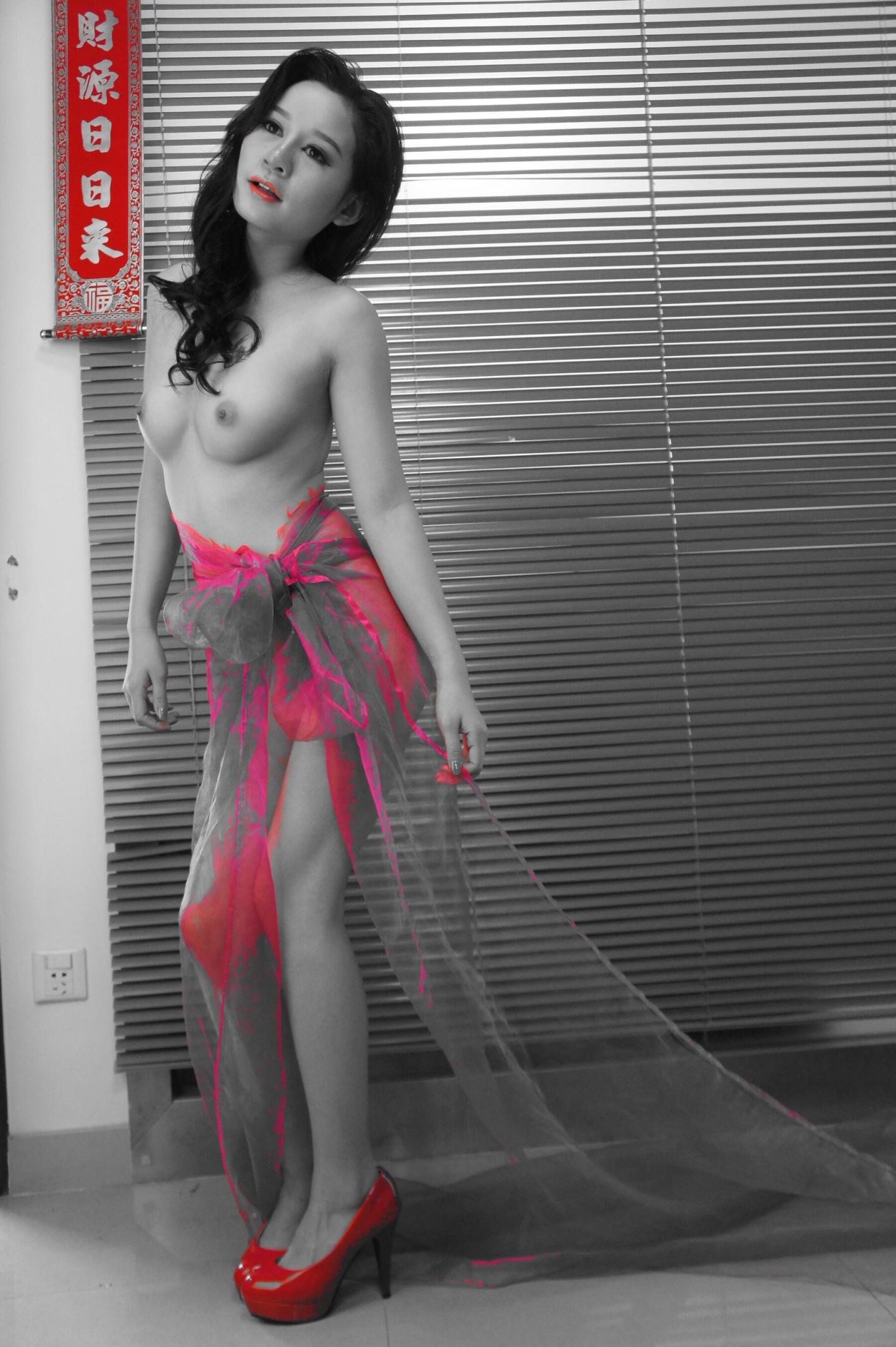 搔首弄姿的绝色少妇