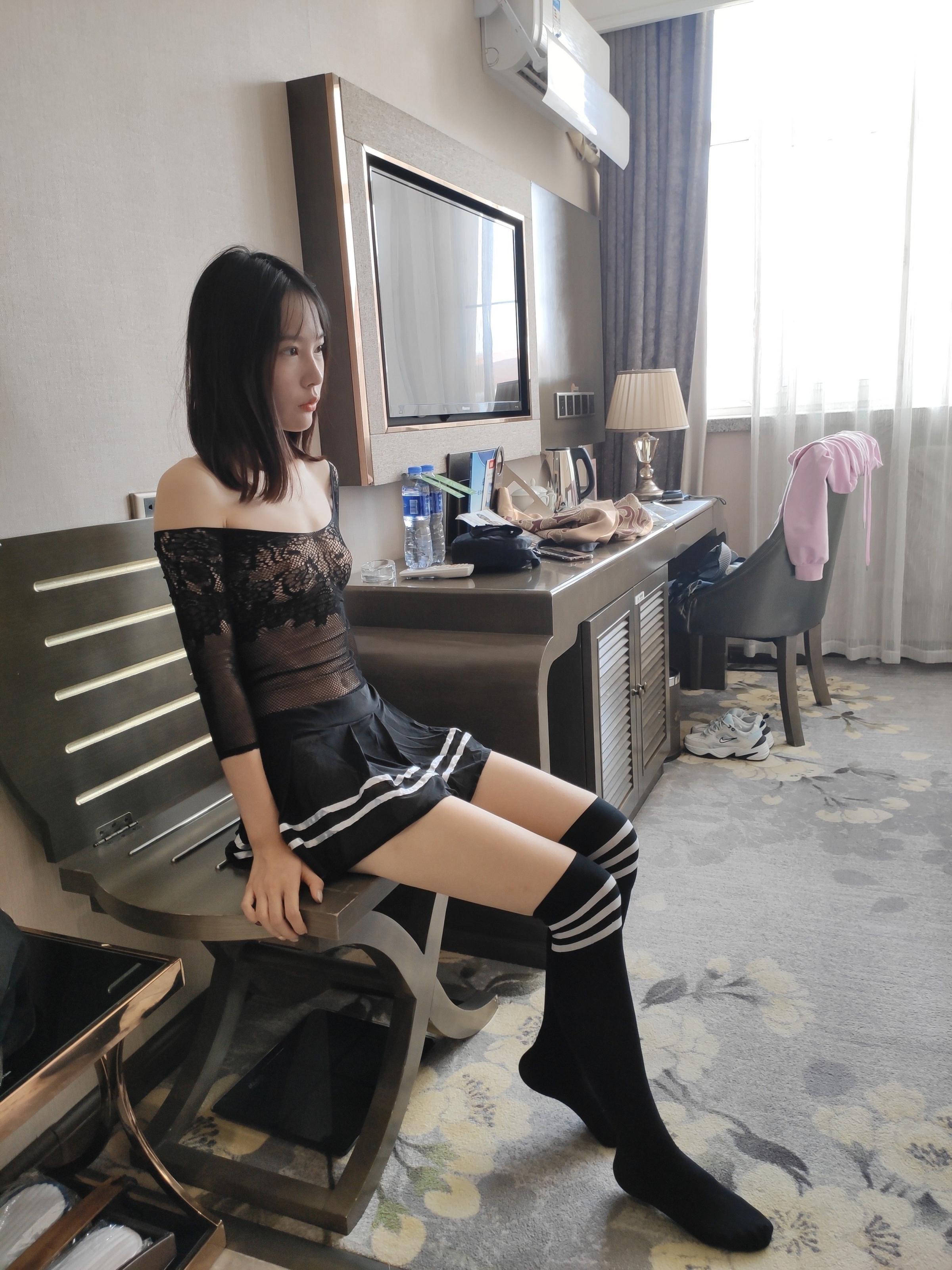 挺娇羞的长腿妹子