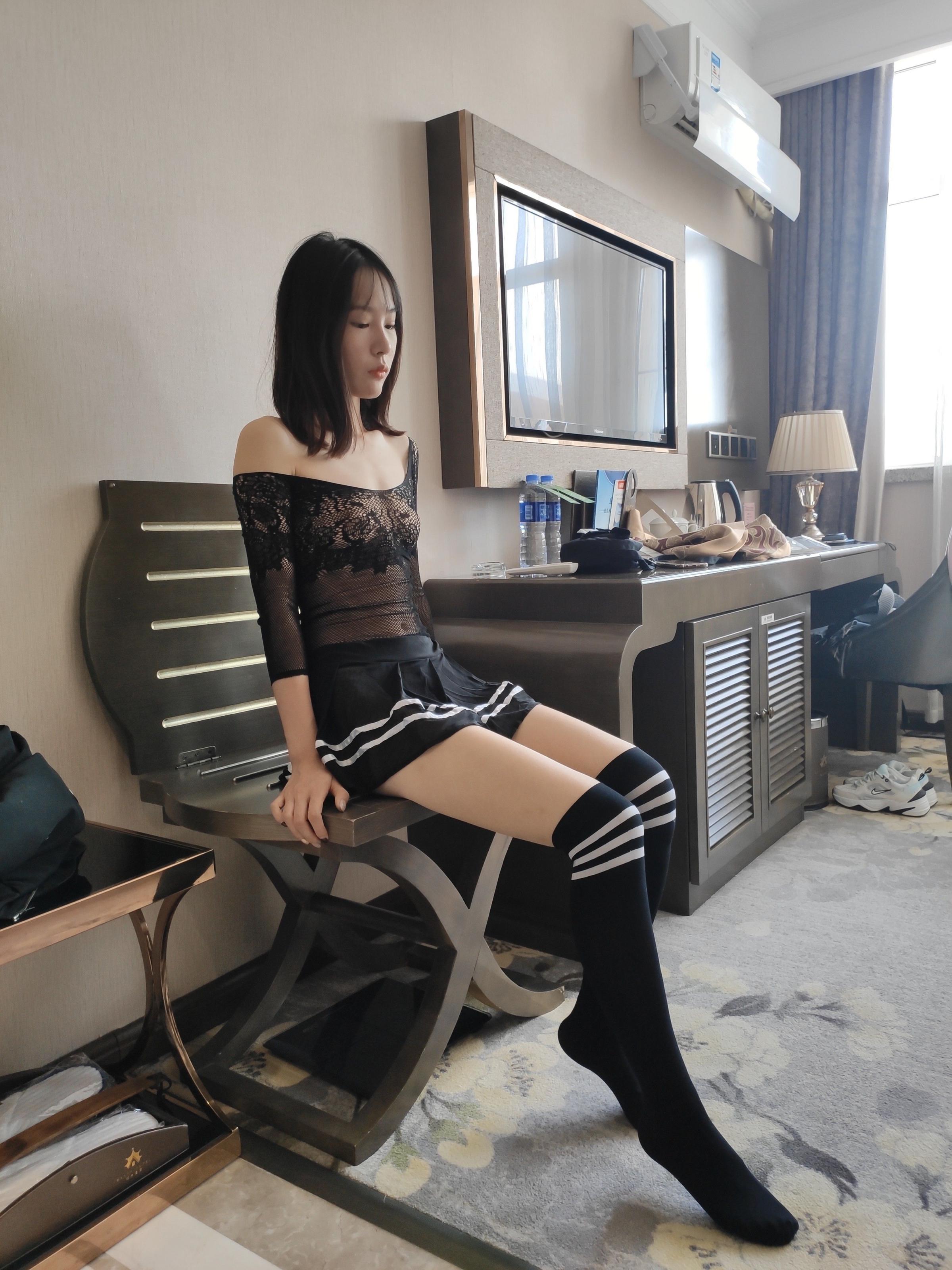 挺娇羞的长腿妹子