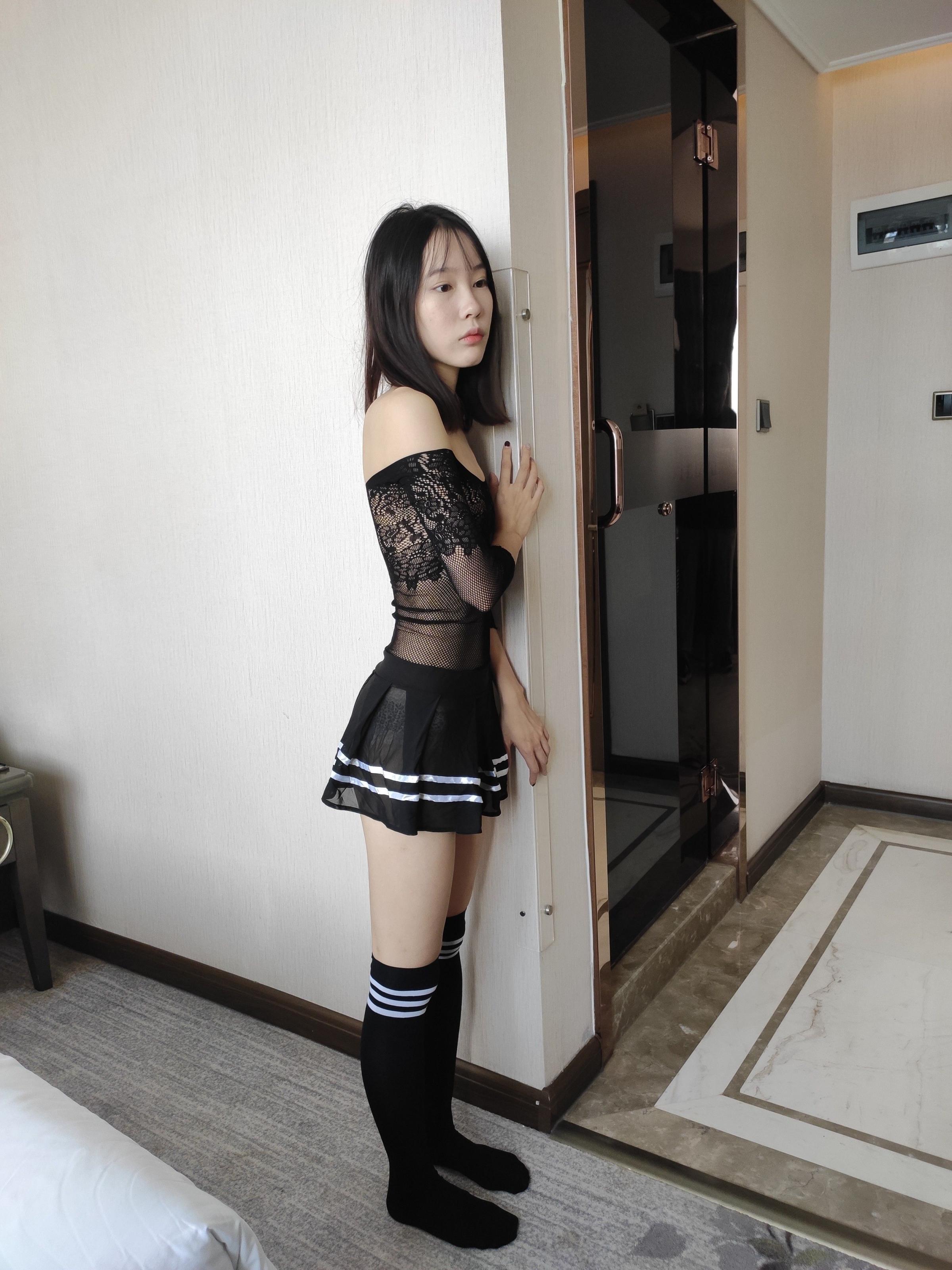 挺娇羞的长腿妹子