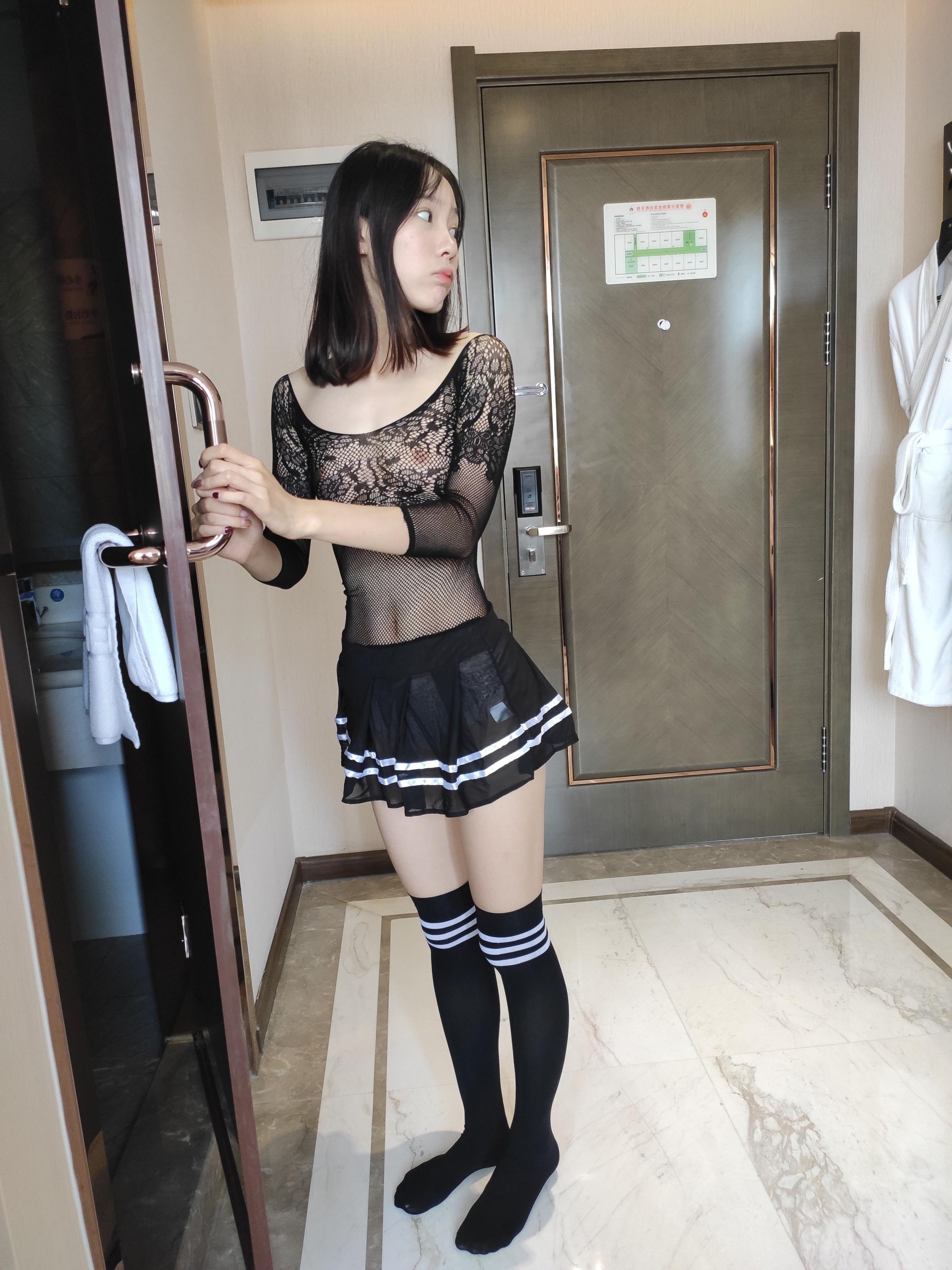 挺娇羞的长腿妹子