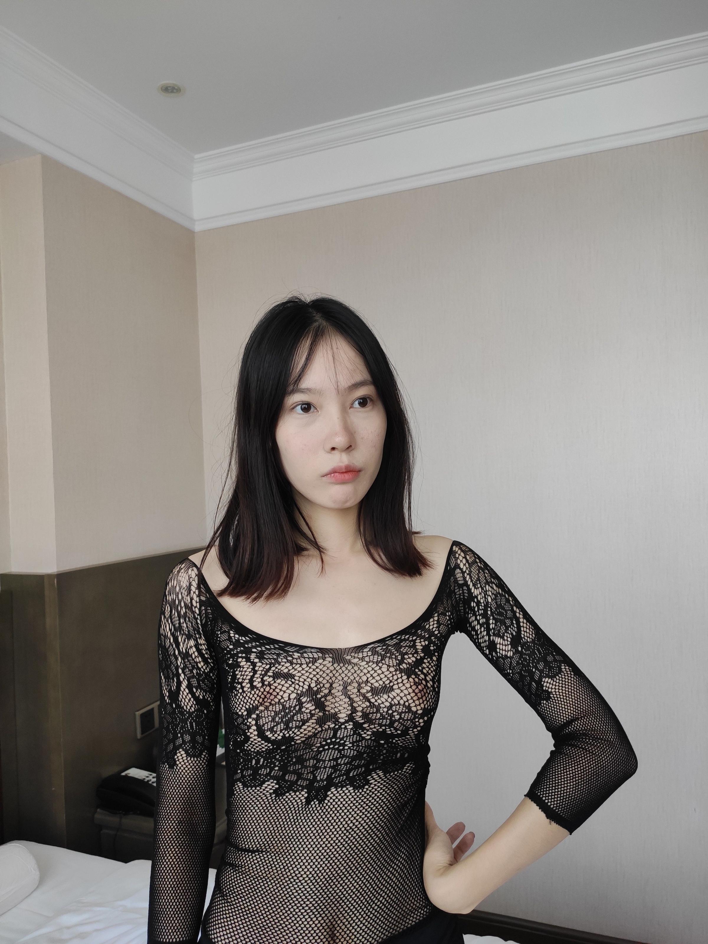 挺娇羞的长腿妹子