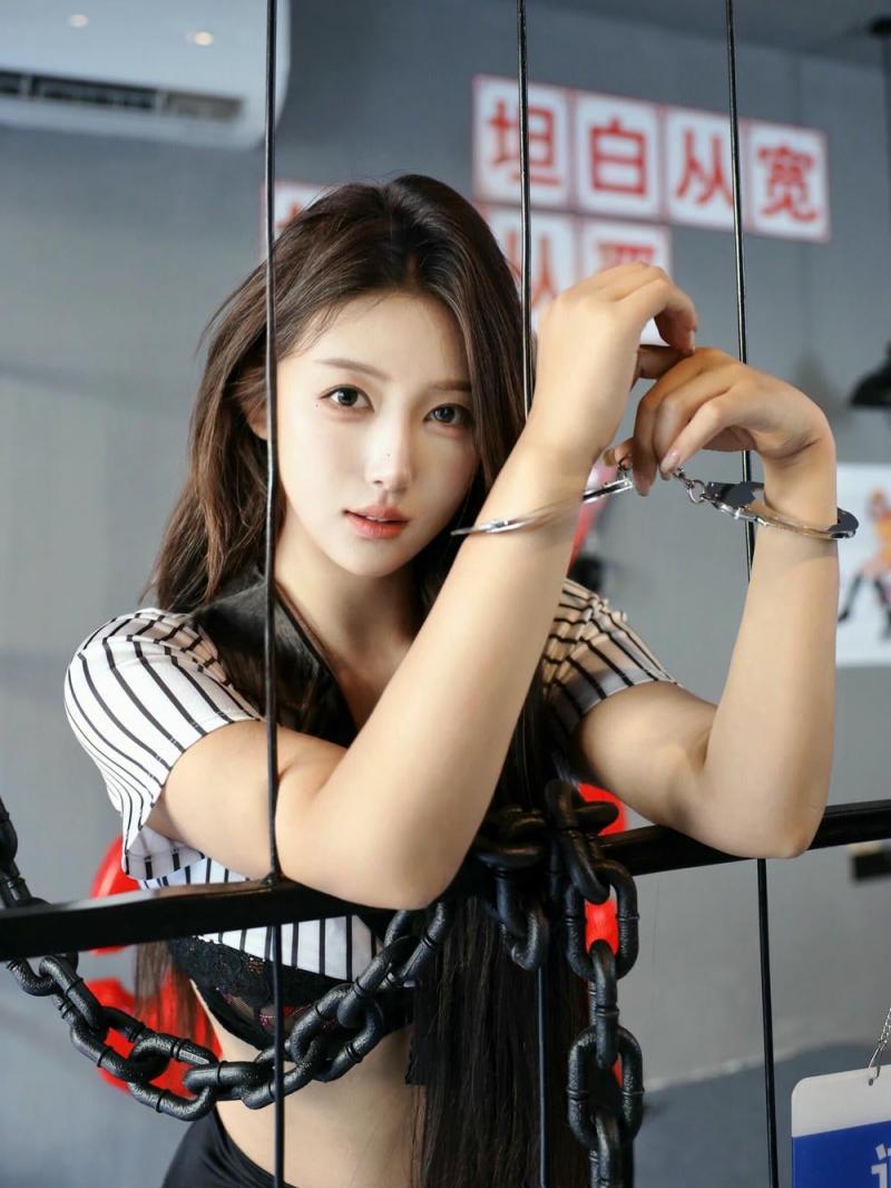 制服诱惑之女狱警的屈服