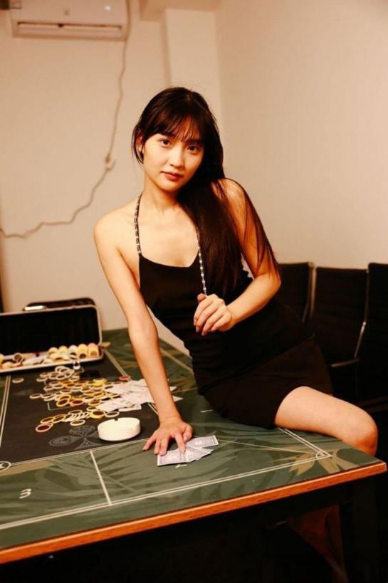 国模铃兰大尺度人体私拍套图