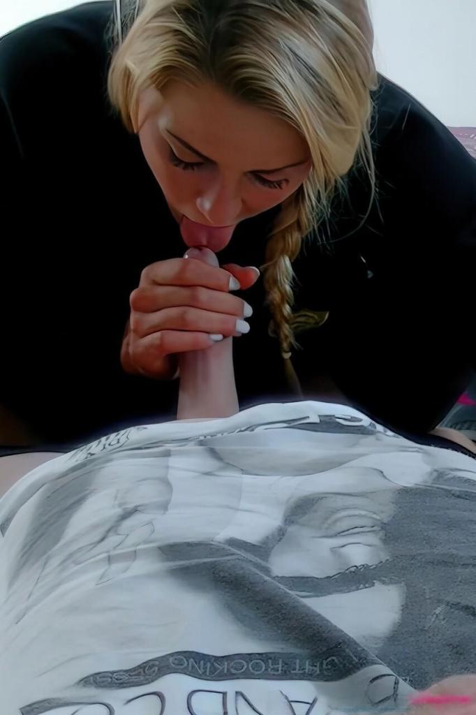 考特尼表演的学院制服