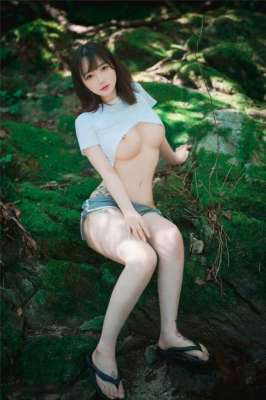 小溪旁露出摄影