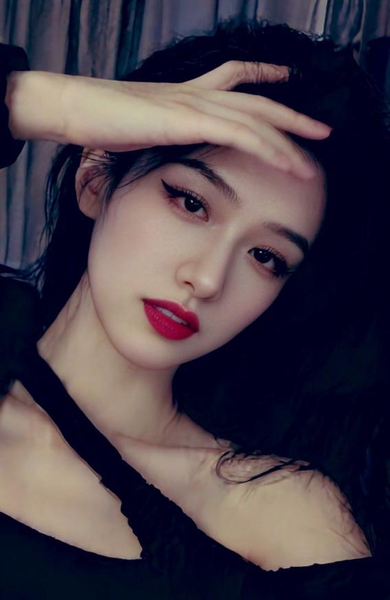 明眸皓齿眉目传情的女神