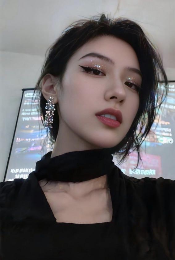 明眸皓齿眉目传情的女神