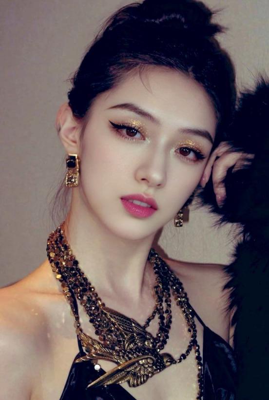 明眸皓齿眉目传情的女神