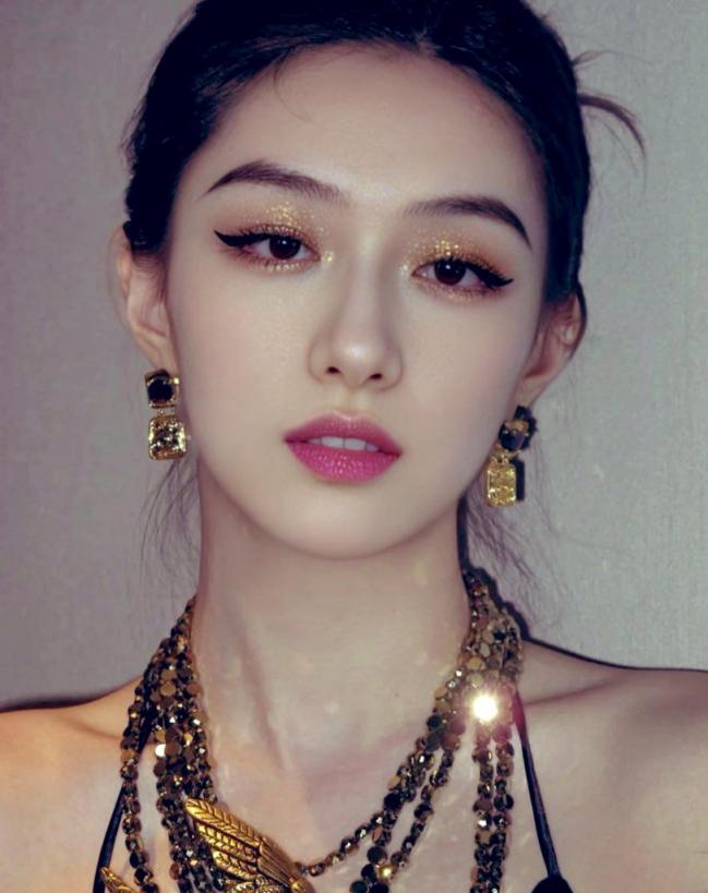 明眸皓齿眉目传情的女神