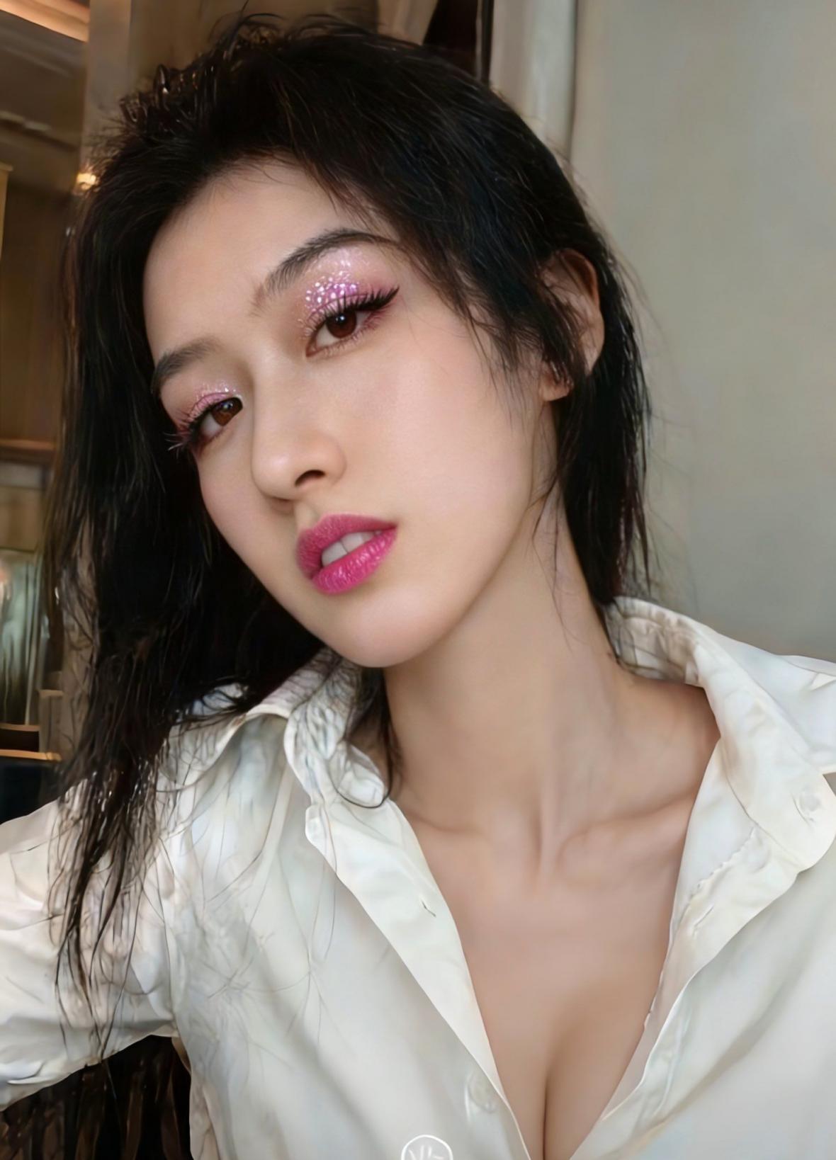 明眸皓齿眉目传情的女神