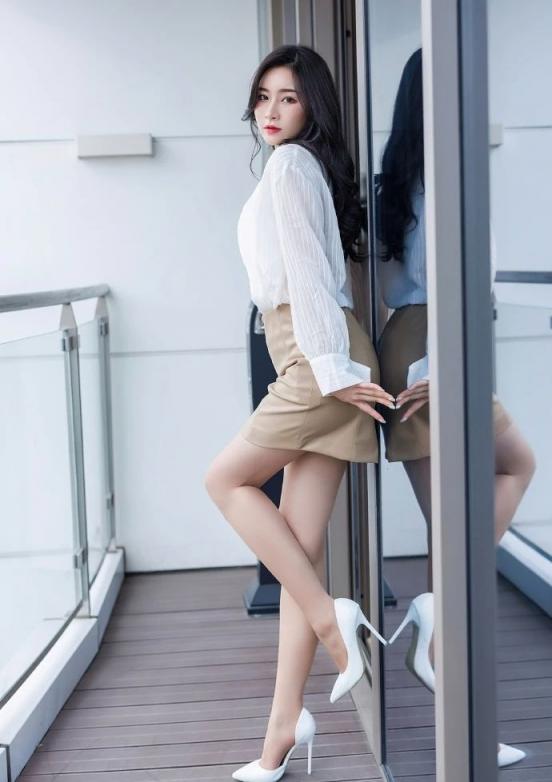 漂亮小姐姐[53P]