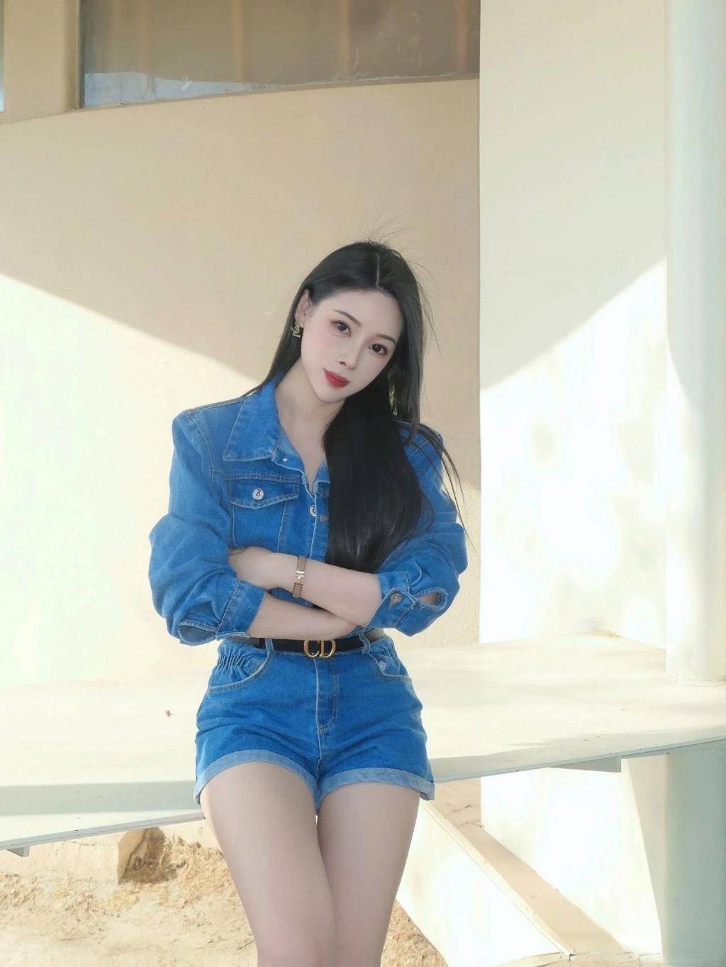 漂亮小姐姐[53P]