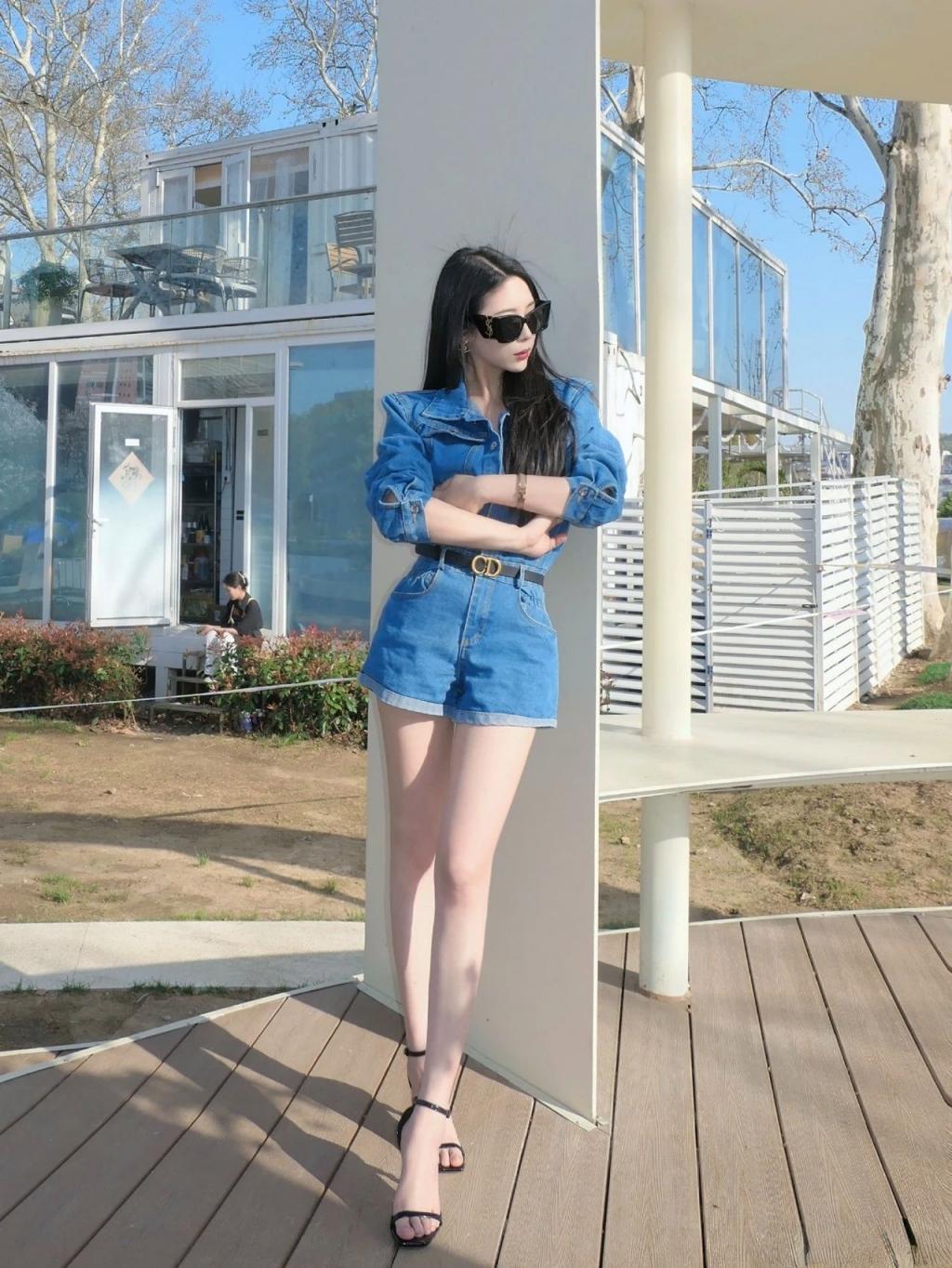 漂亮小姐姐[53P]