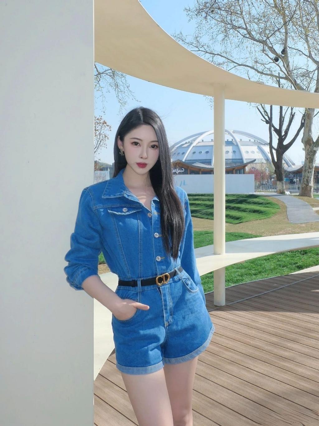 漂亮小姐姐[53P]