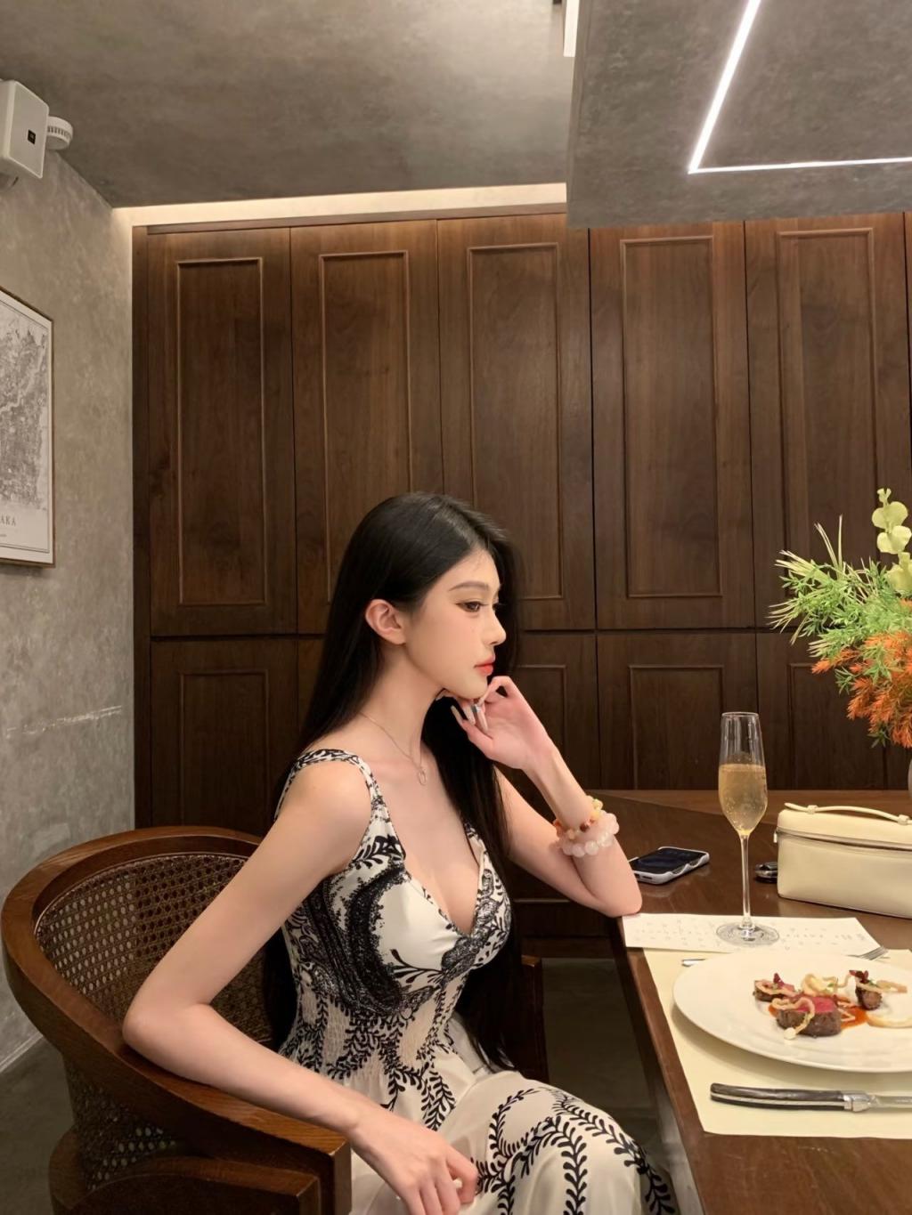 气质美女高挑身材性感写真