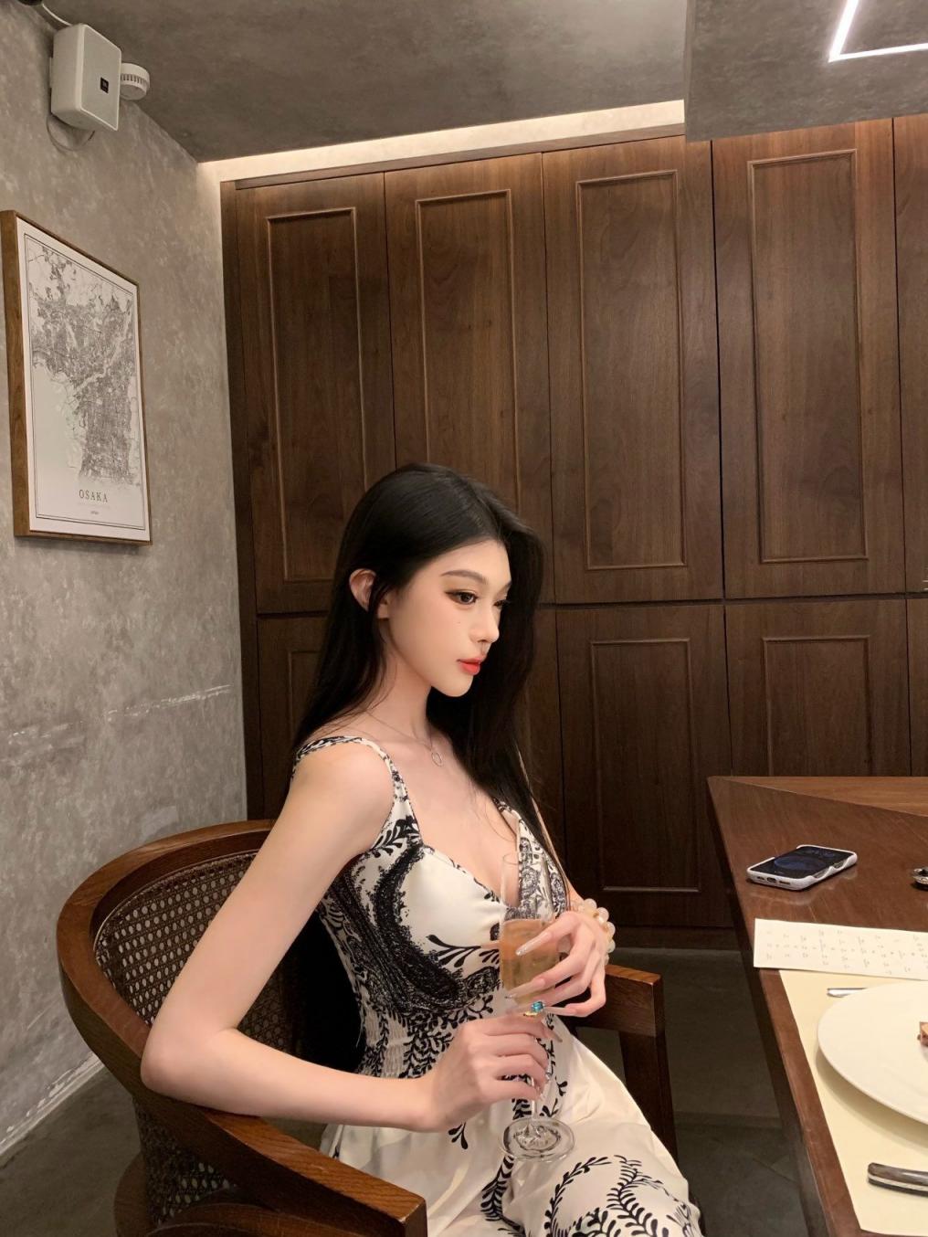 气质美女高挑身材性感写真