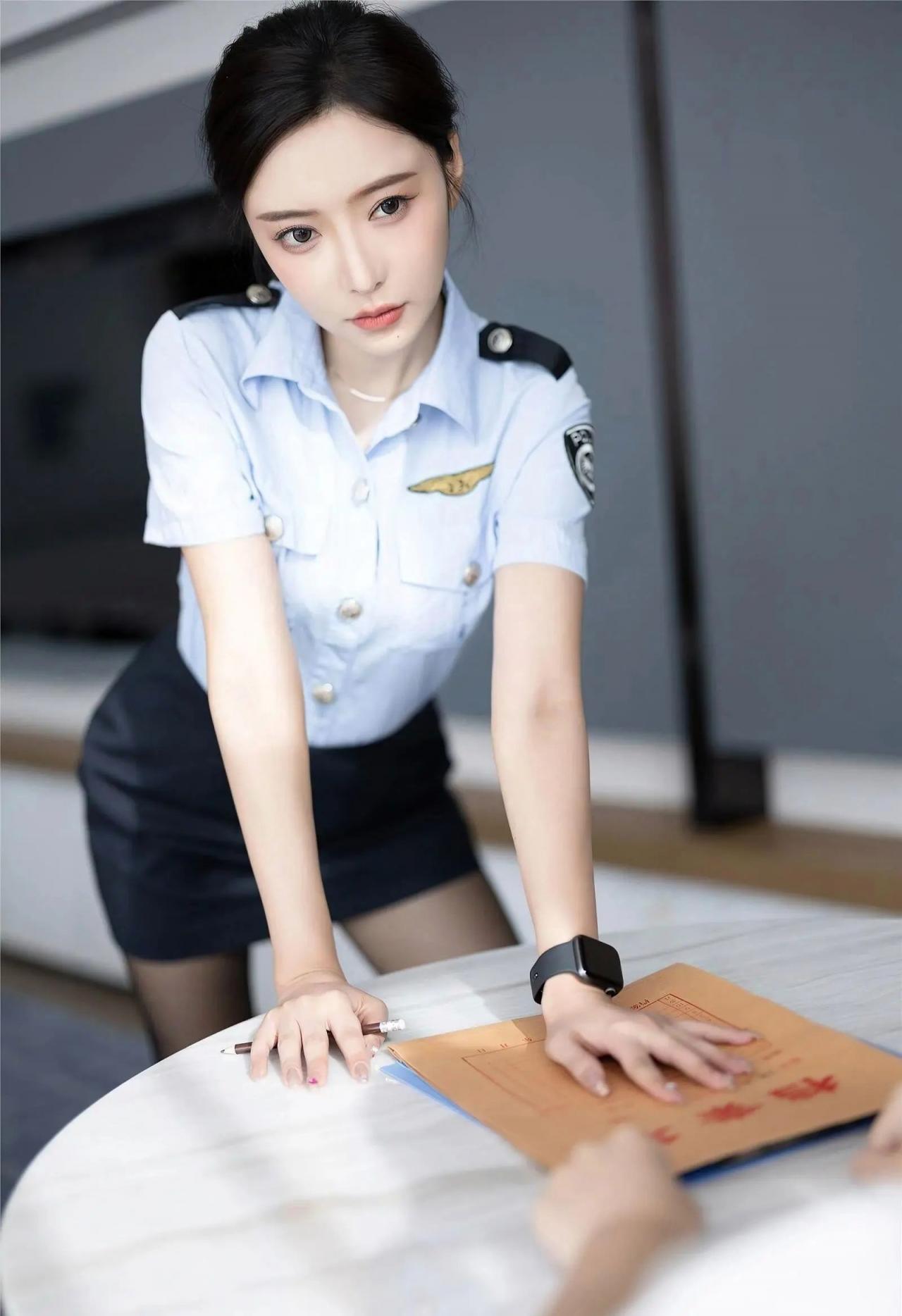 身材纤细美女空乘OL套装写真
