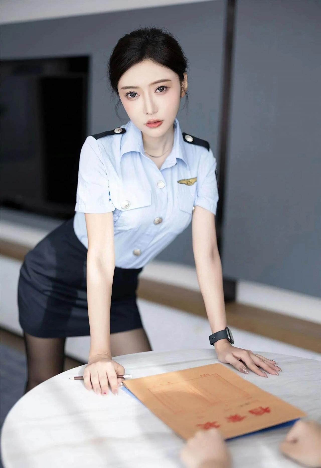 身材纤细美女空乘OL套装写真