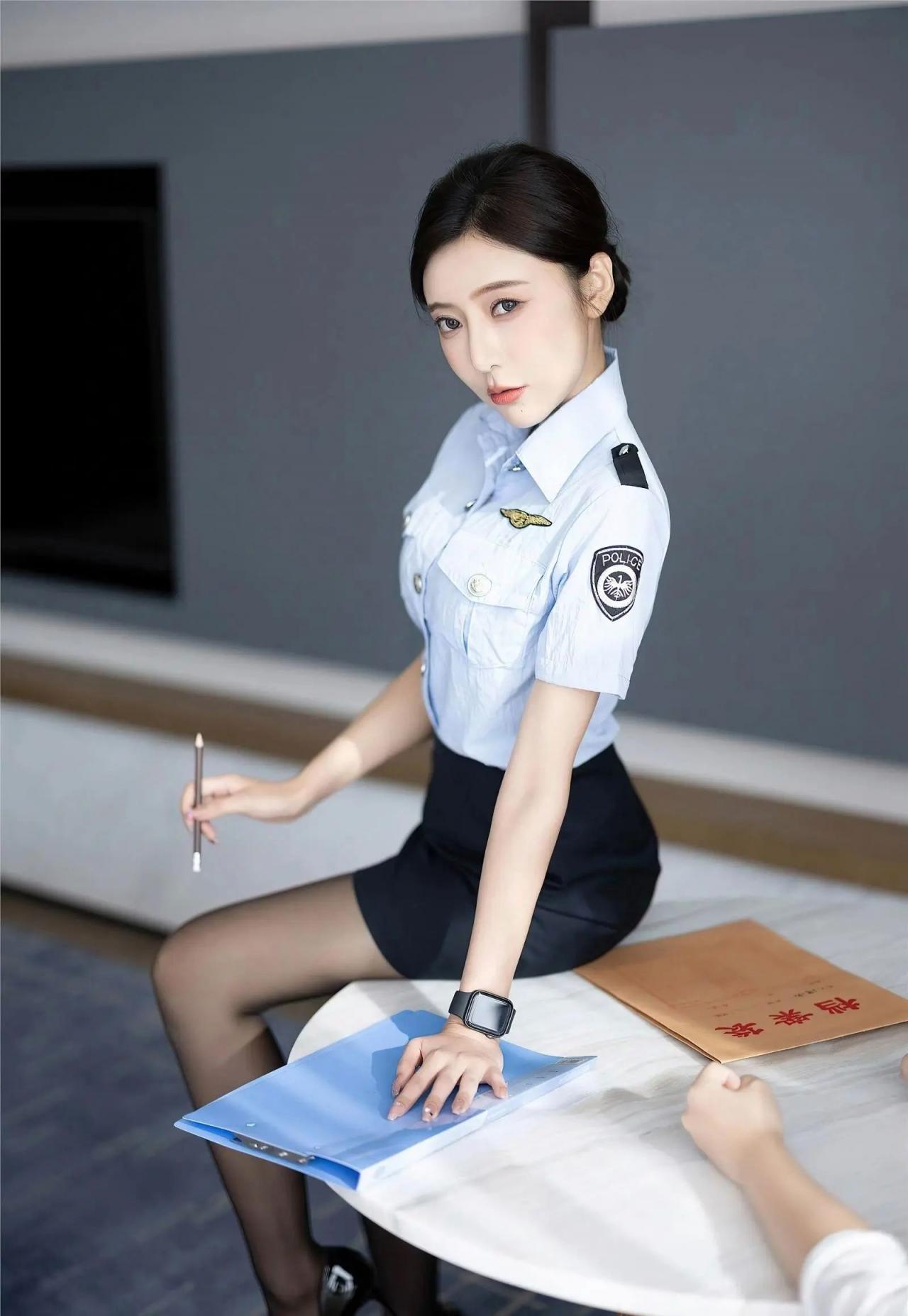 身材纤细美女空乘OL套装写真