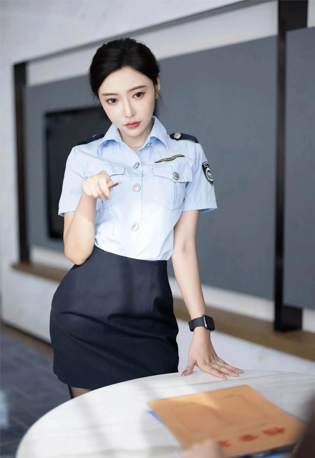 身材纤细美女空乘OL套装写真