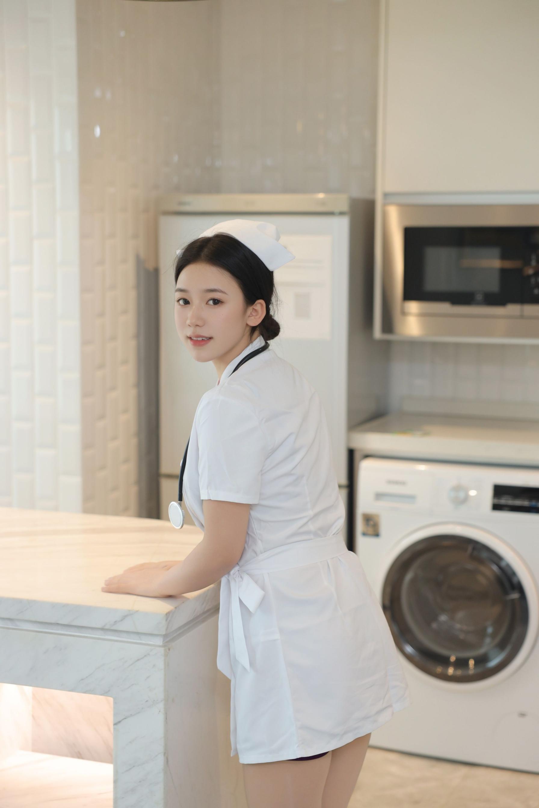 秀人网之林嘉馨性感护士服