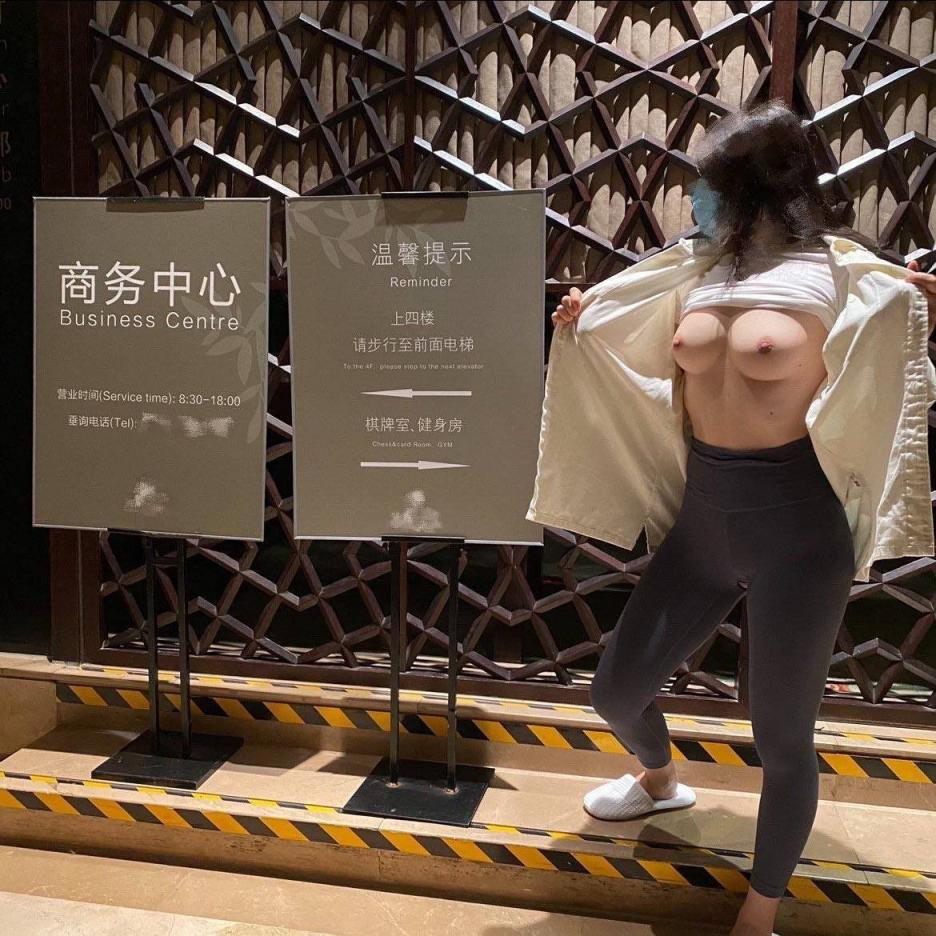 跟我一样喜欢大奶子的骚年们，来看看奶子吧