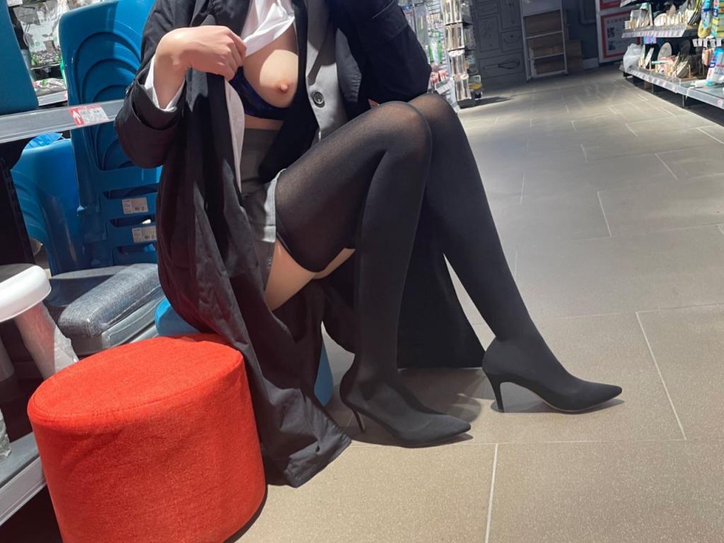 跟我一样喜欢大奶子的骚年们，来看看奶子吧