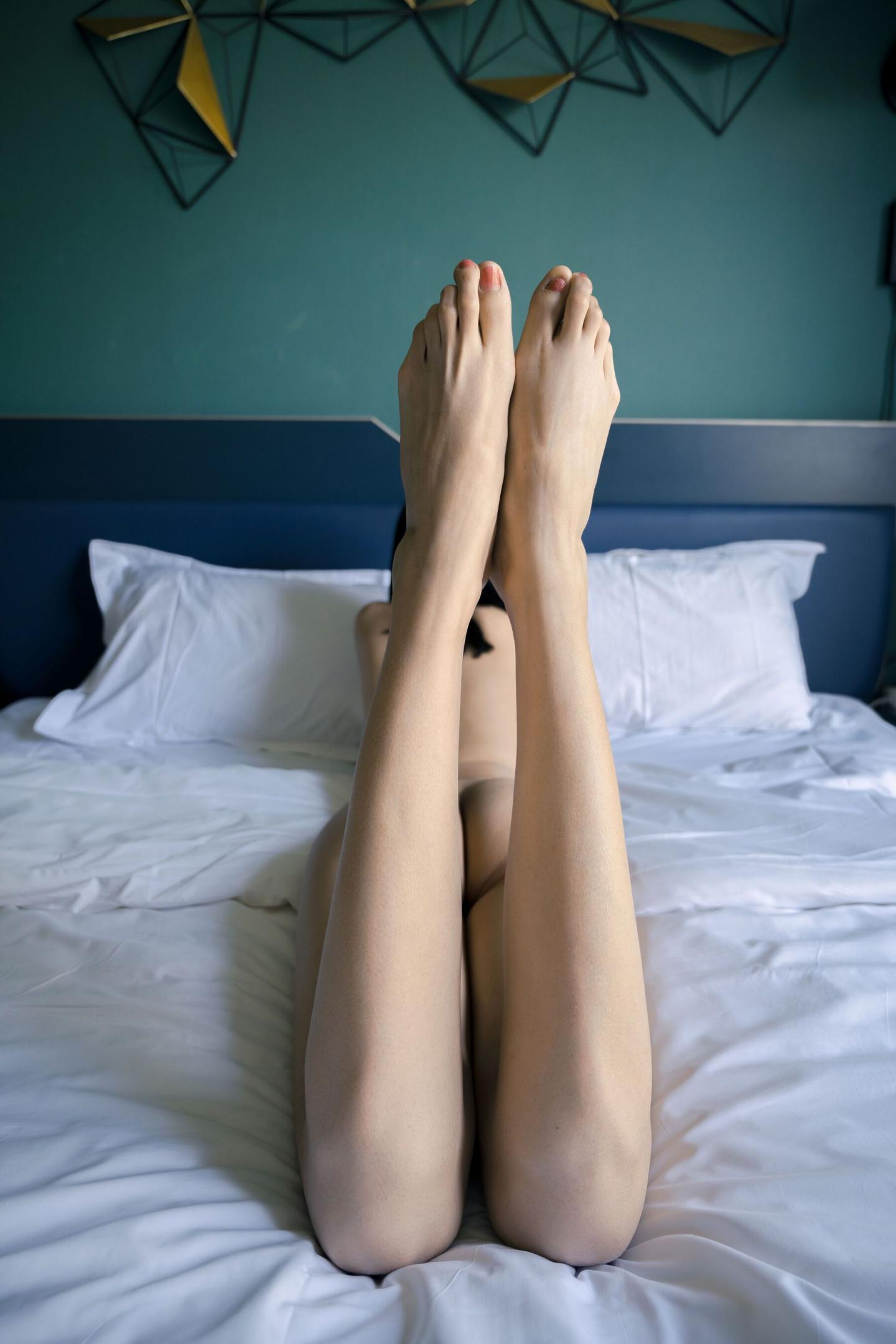 她是个美丽的女人，穿搭、颜值、身材、妆容没什么问题